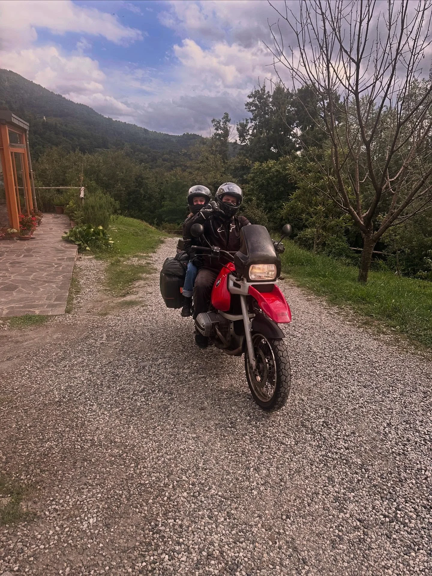 I nostri affezionati clienti ✨ 
Ogni anno Lucas, fa un viaggio in moto dalla Germania al Centro Anidra con i suoi amici. È ormai diventata una tradizione: attraversare le Alpi, scendere tra i paesaggi italiani e poi arrivare qui, dove la natu