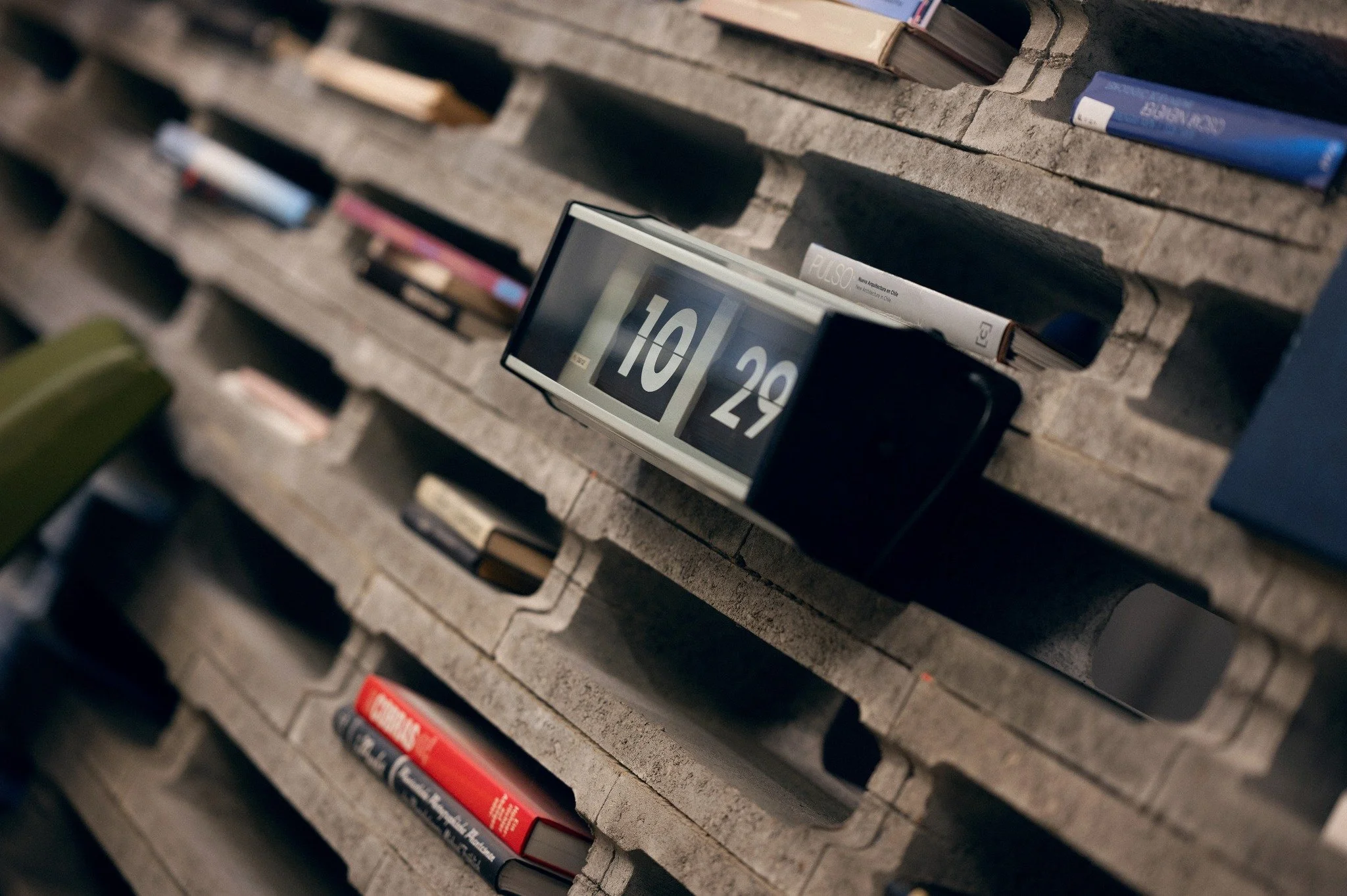 A look inside our office life 🗓️

@kac.brozova 
#pizingersmorix #archdaily #architects #officedesign #officelife #bookobsessed