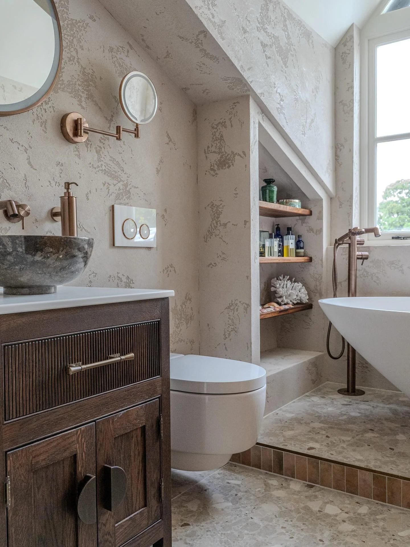 A bathroom transformed at our recent West Bergholt project. Take a look through the image carousel to see the full remodel. 
Design, build & installation - @projectninebespoke & @platinuminteriorsltd 
Bath - @bcdesignsuk 
Vanity - @harvey_g