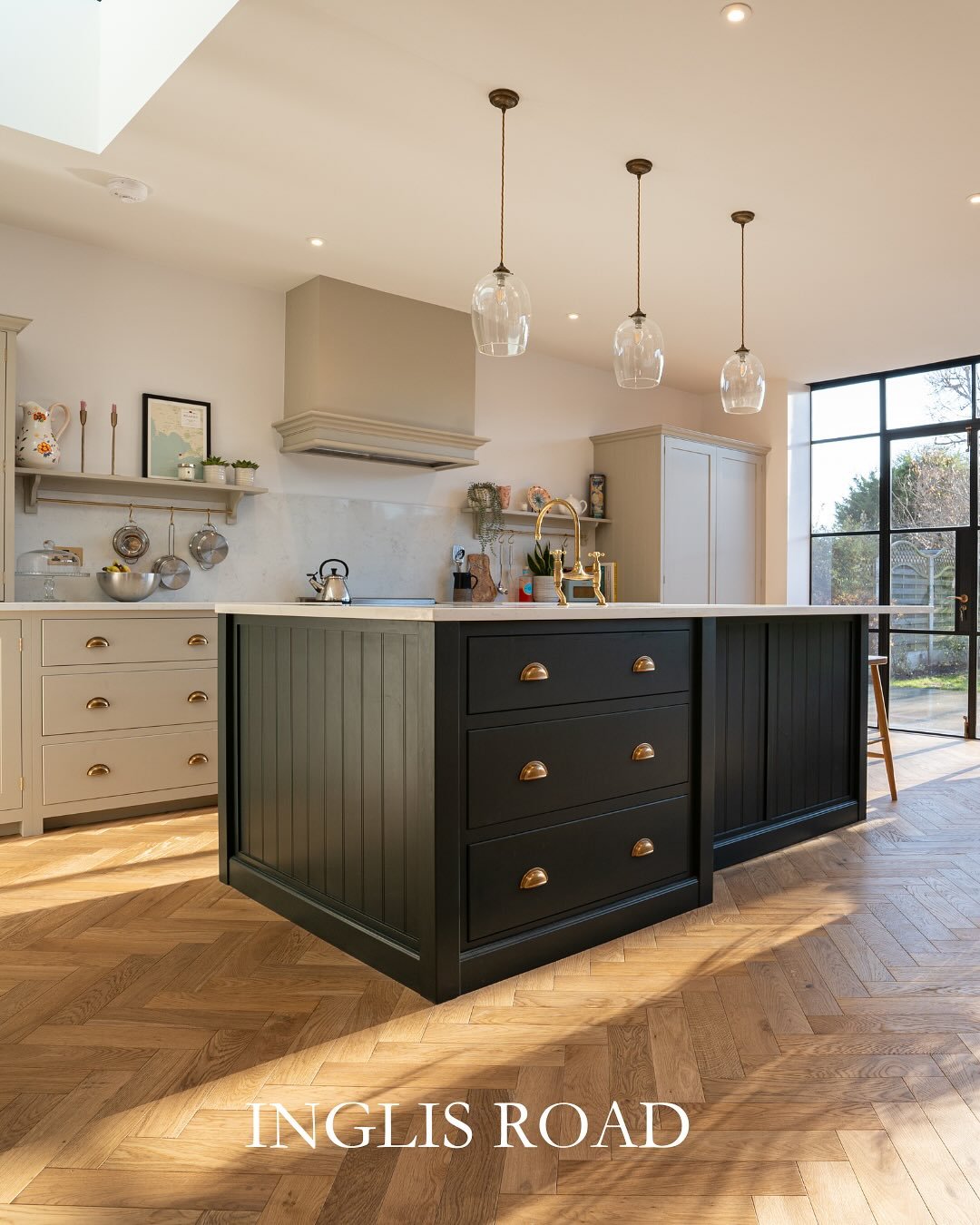 Victorian extension dreams made real&hellip; 

We added a sleek single-storey rear extension and remodelled the original lounge to give this family home more flow, light and style.

Handmade brick facades, Crittall doors, herringbone wood floors, @de