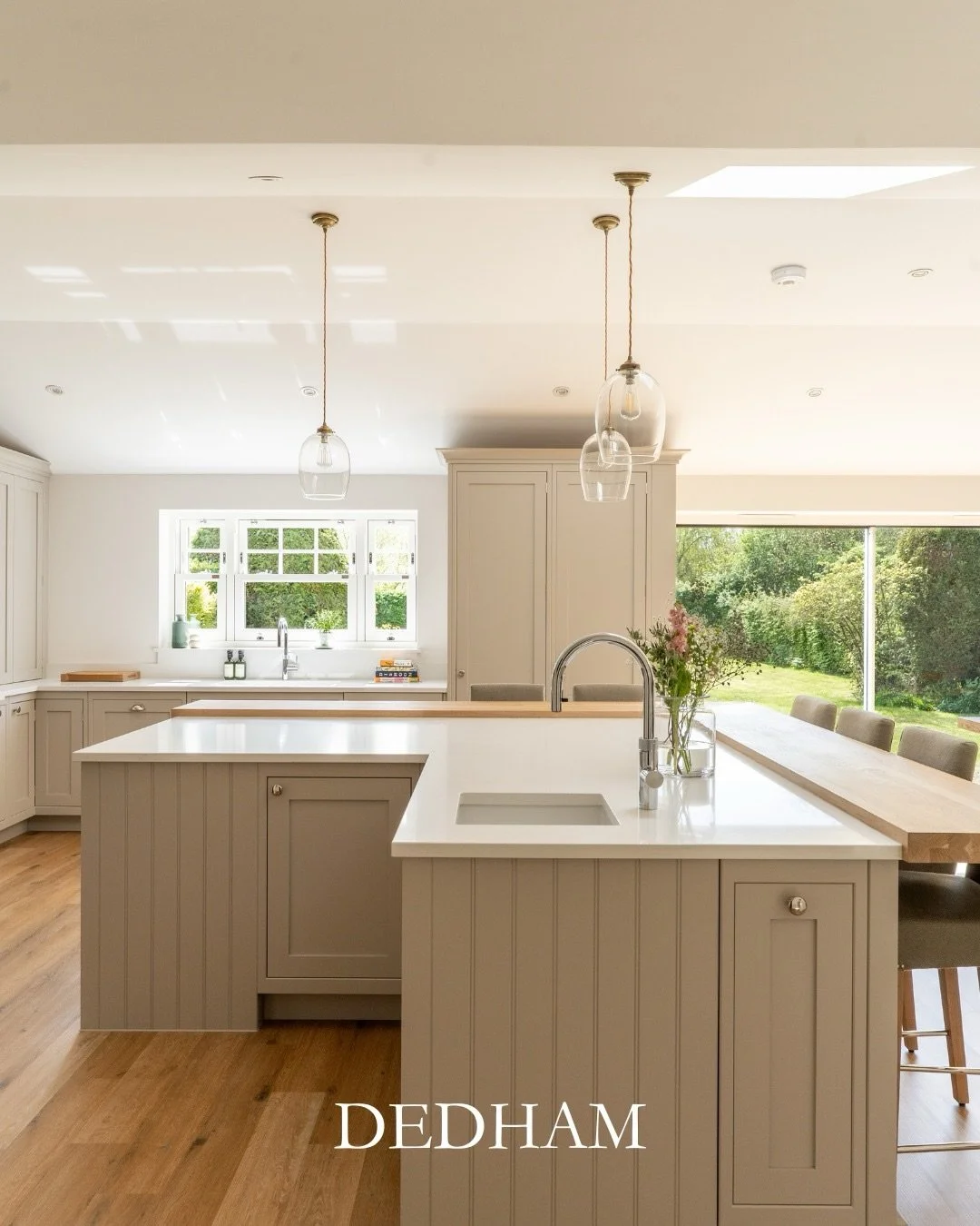 DEDHAM

A full home transformation, designed for modern family living.

Single-storey extension, reworked layout, and a series of bespoke spaces - from kitchen and larder to boot room and gym - all designed to feel calm, cohesive, and built to last.
