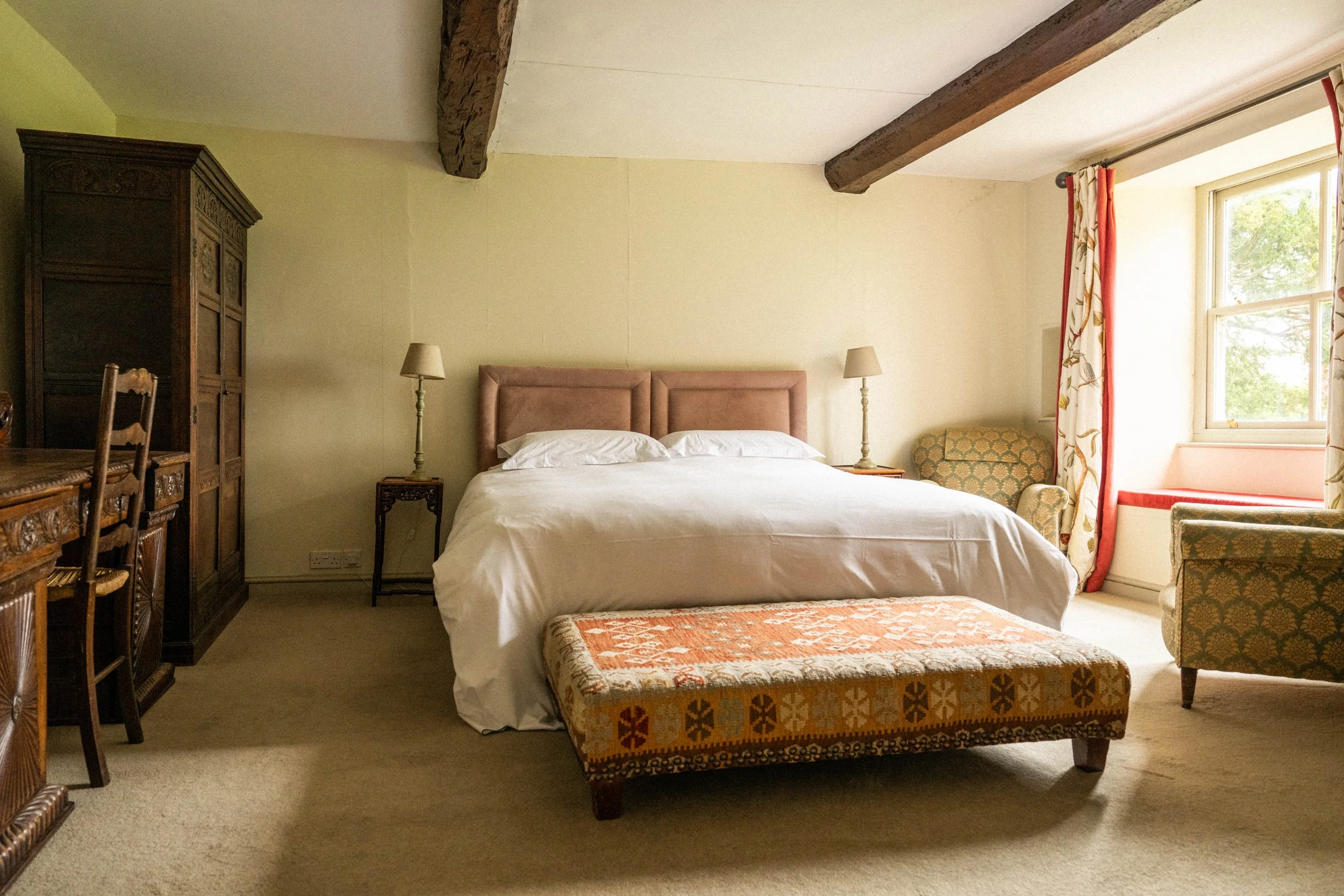 Join our yearly Sunkiss Yoga retreats in Spain. Filled withg soulful experiences, feel-good yoga, relaxing sound baths and nourishing food. Relax, recharge and remind yourself how it feels to be alive.