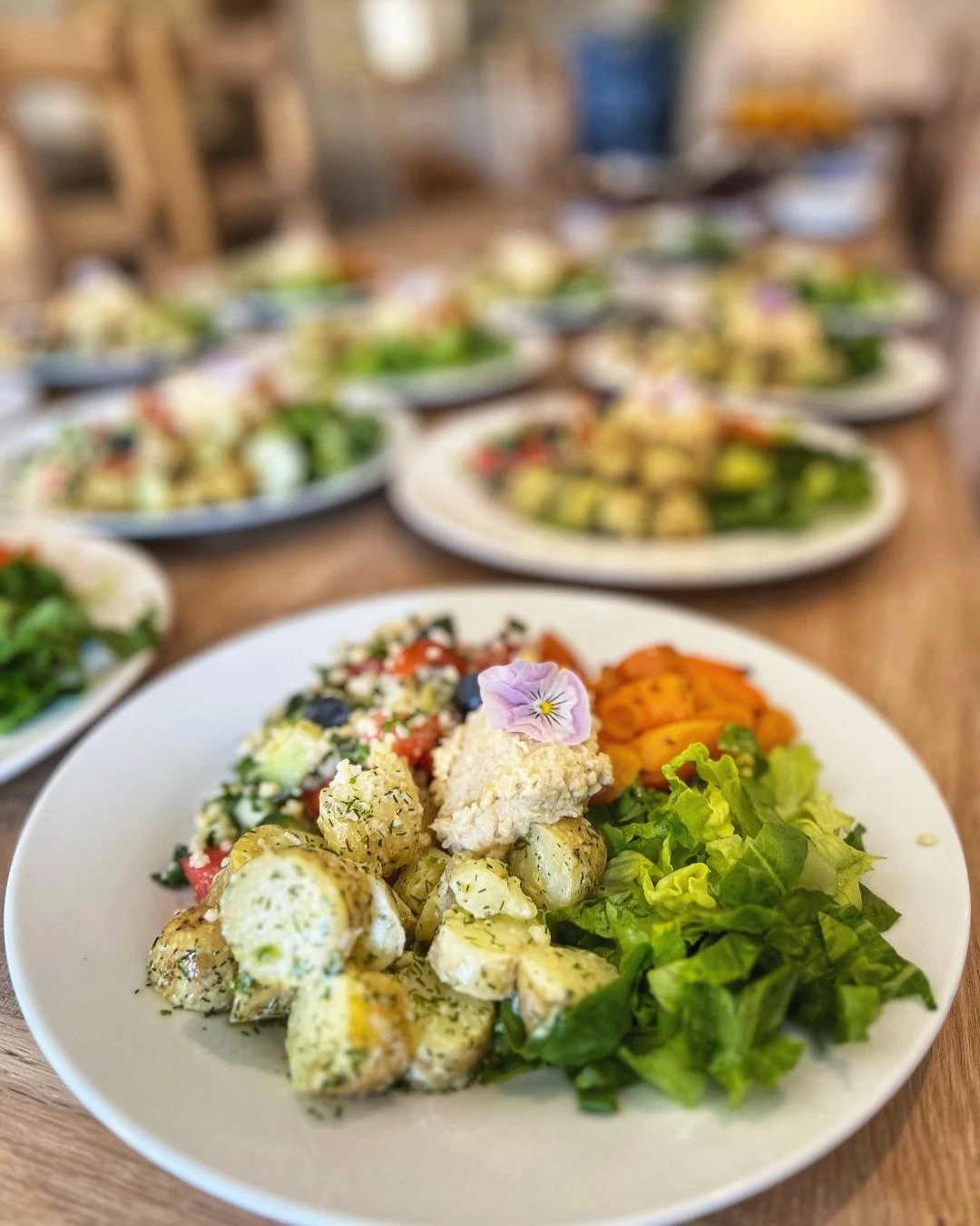 One of the things people love most about going on a yoga retreat&hellip;
is how everything is taken care of for them.

And one thing that always stands out?
The food.
Food is one of my favourite moments too.

Sitting around the table,
sharing stories