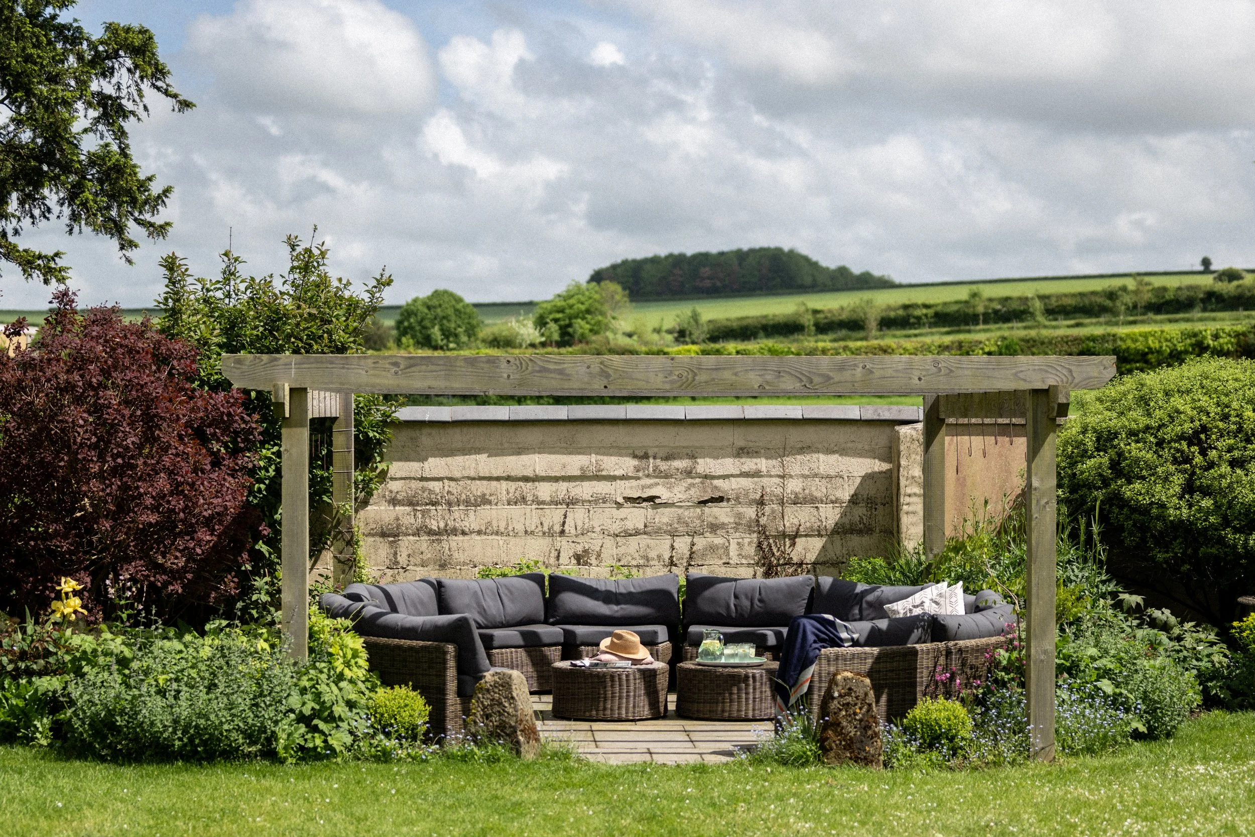 Join our yearly Sunkiss Yoga retreats in Spain. Filled withg soulful experiences, feel-good yoga, relaxing sound baths and nourishing food. Relax, recharge and remind yourself how it feels to be alive.