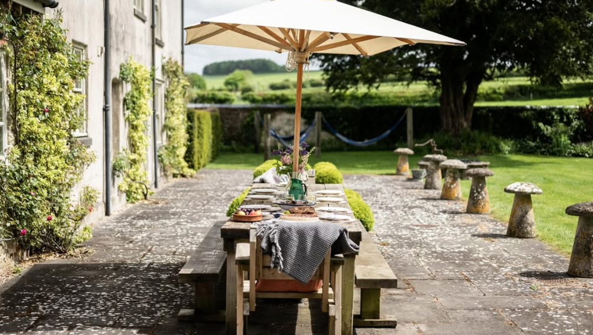 Join our yearly Sunkiss Yoga retreats in Spain. Filled withg soulful experiences, feel-good yoga, relaxing sound baths and nourishing food. Relax, recharge and remind yourself how it feels to be alive.