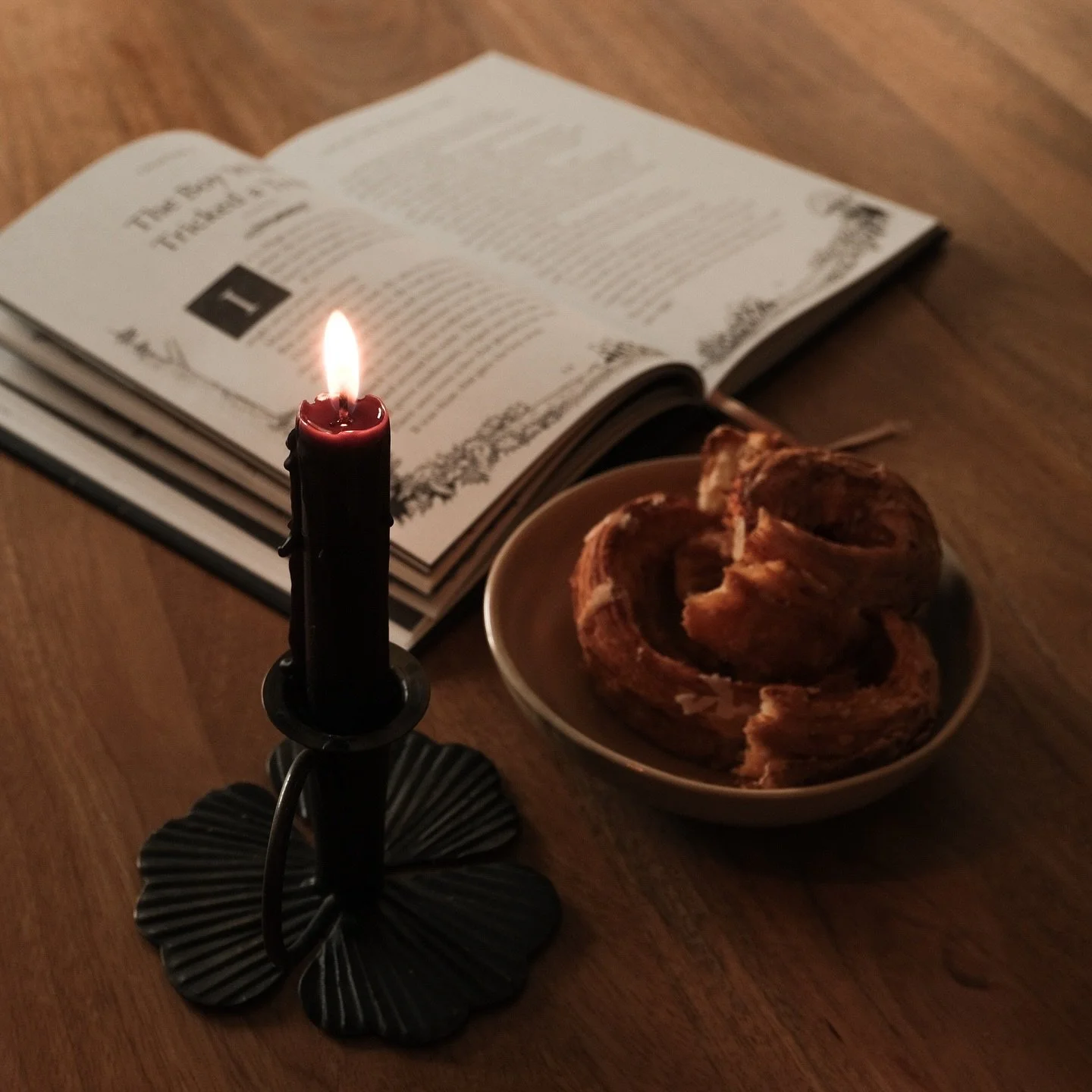 I am starting the day right, with a pastry and spooky stories! 

What are you doing this Halloween?

#halloween #autumn #fall #autumnvibes #fallvibes #bookstagram #bookish #book