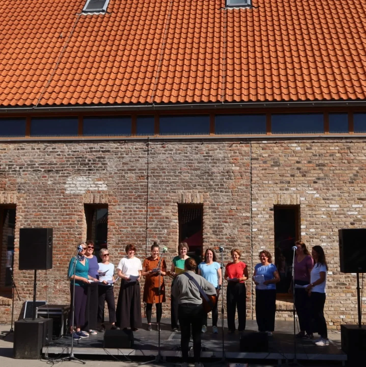 Heute haben wir beim Tag der offenen T&uuml;r im B&uuml;rgerzentrum Altenberger Hof in Nippes gesungen.

Es hat riesig viel Spa&szlig; gemacht bei diesem tollen Wetter und in dieser sch&ouml;nen Kulisse aufzutreten 😊🎶

Wer bei uns mitmachen m&ouml;