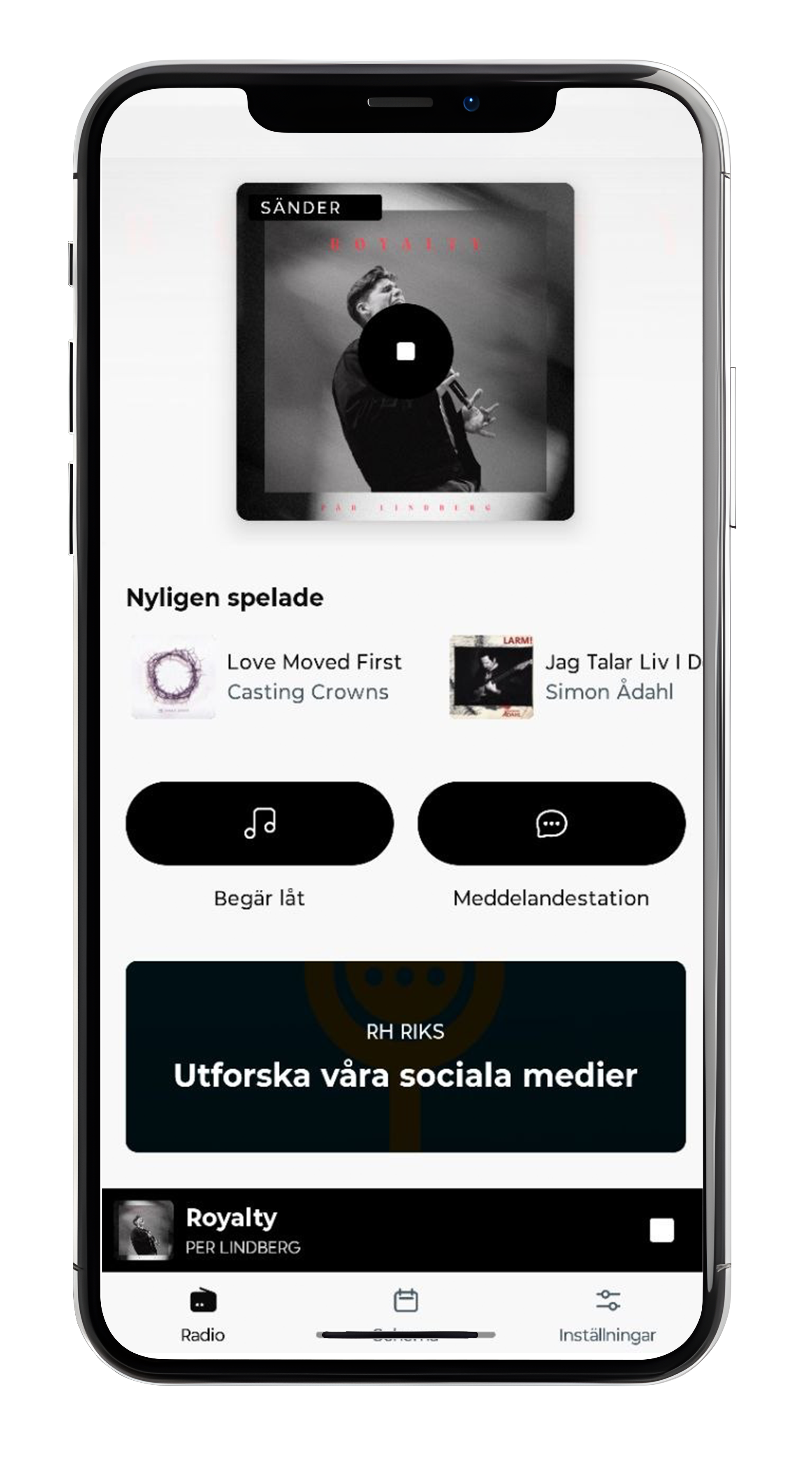 En mobilskärm som visar ett musik- eller radioprogram med en svartvit bild av en man som sjunger eller talar, och text som anger att det är en nyligen spelad låt och några andra låttitlar. Det finns knappar för att begära låt och för meddelandestation.