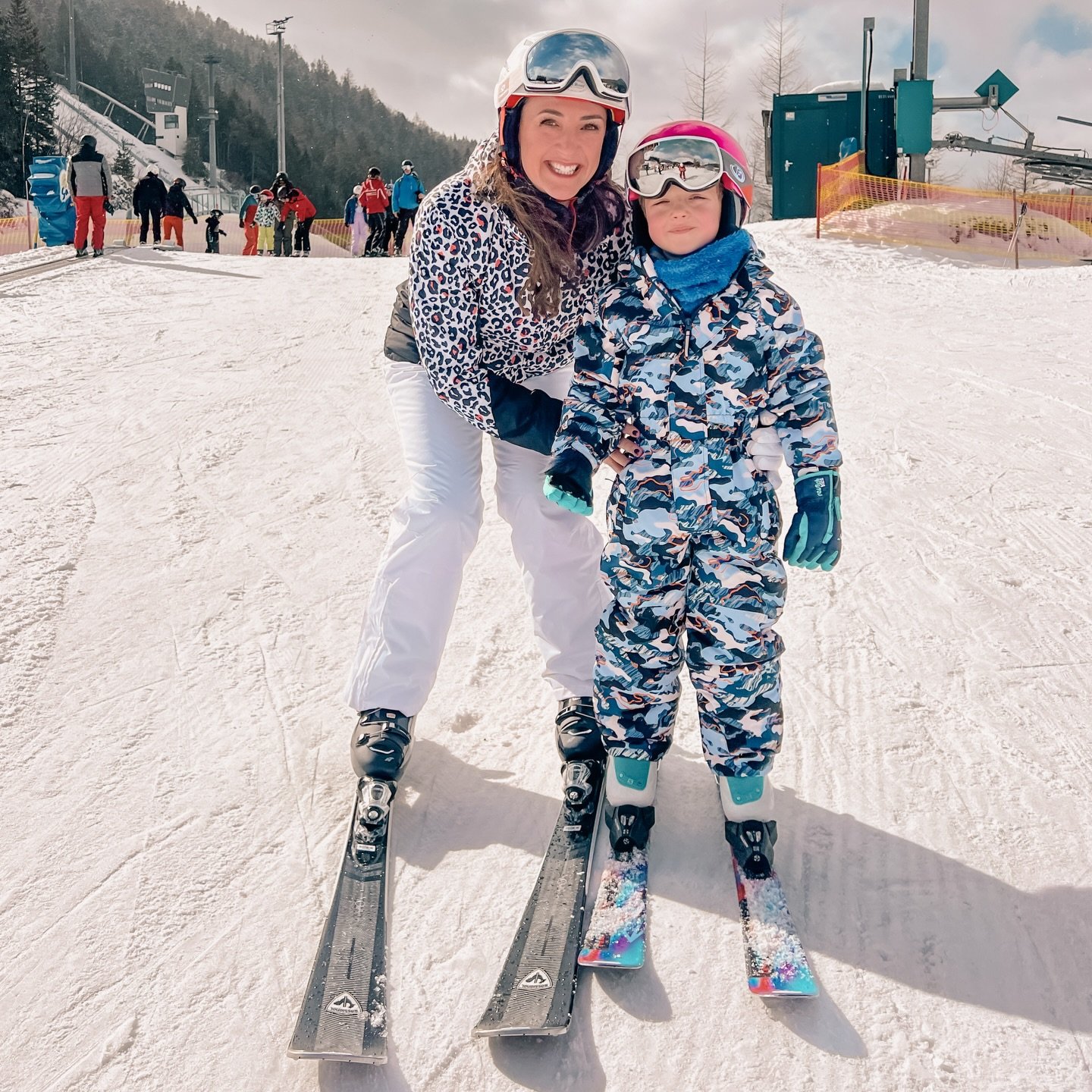 Just two beginners adding another sport to the &lsquo;kit&rsquo; list 🤙🏼 🎿