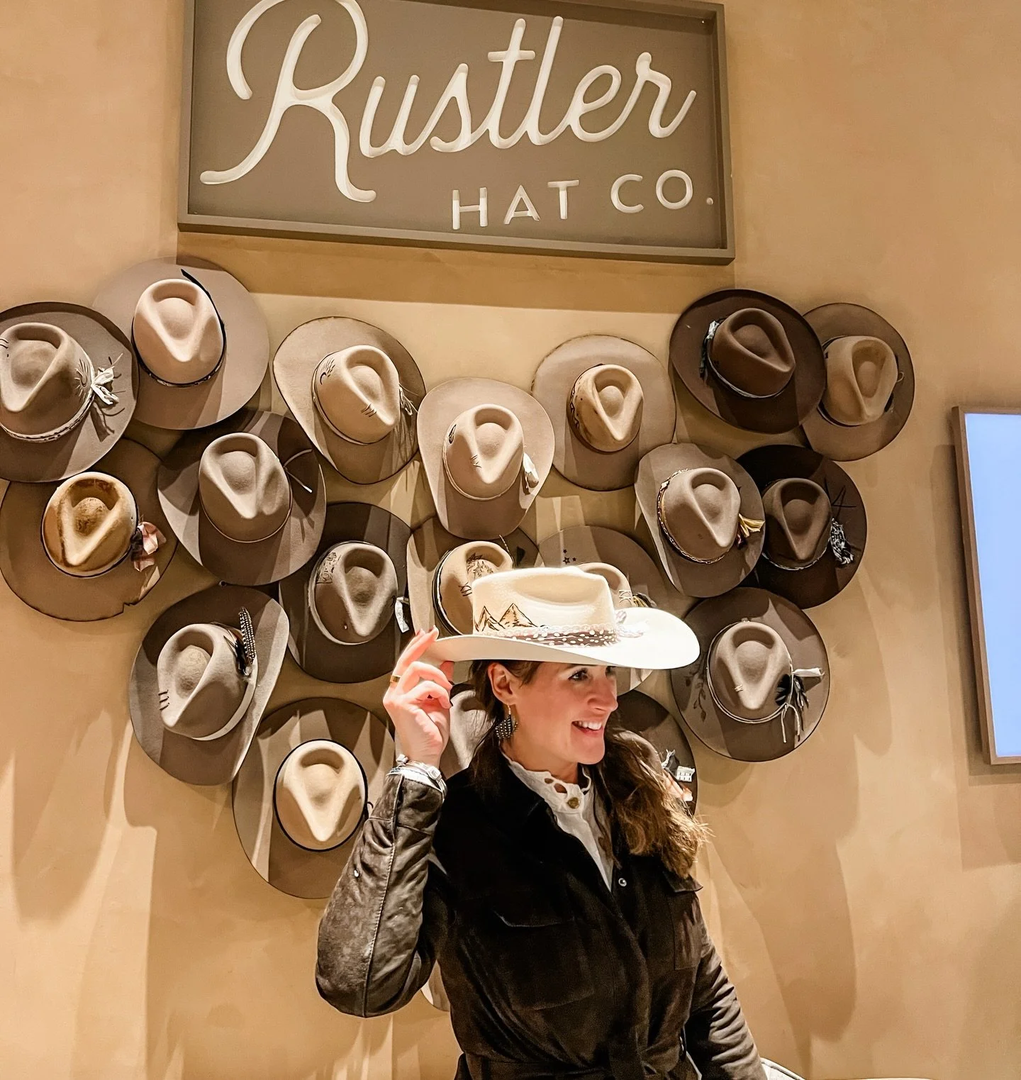 A quick break from SCI to go and get a new hat made from scratch and entirely personalised featuring my favourite mountains 🫶🏼 thank you @michellecrow100 for the recommendation.