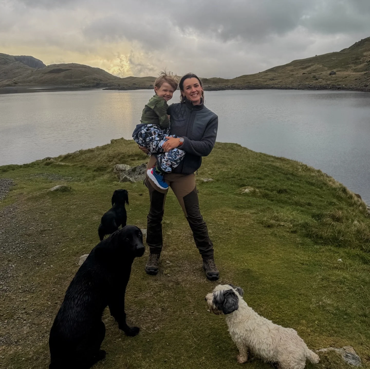 ⏰ 1:50am alarm
🚙 2:35am leave my house 
🏔️ 6:45am arrive at Snowdon 

Filling my cup up by being with my little squad in the mountains make up free, tired eyes and crazy hair! For the first time we were joined by Uncle Jack and Frank (Woodys Nephew