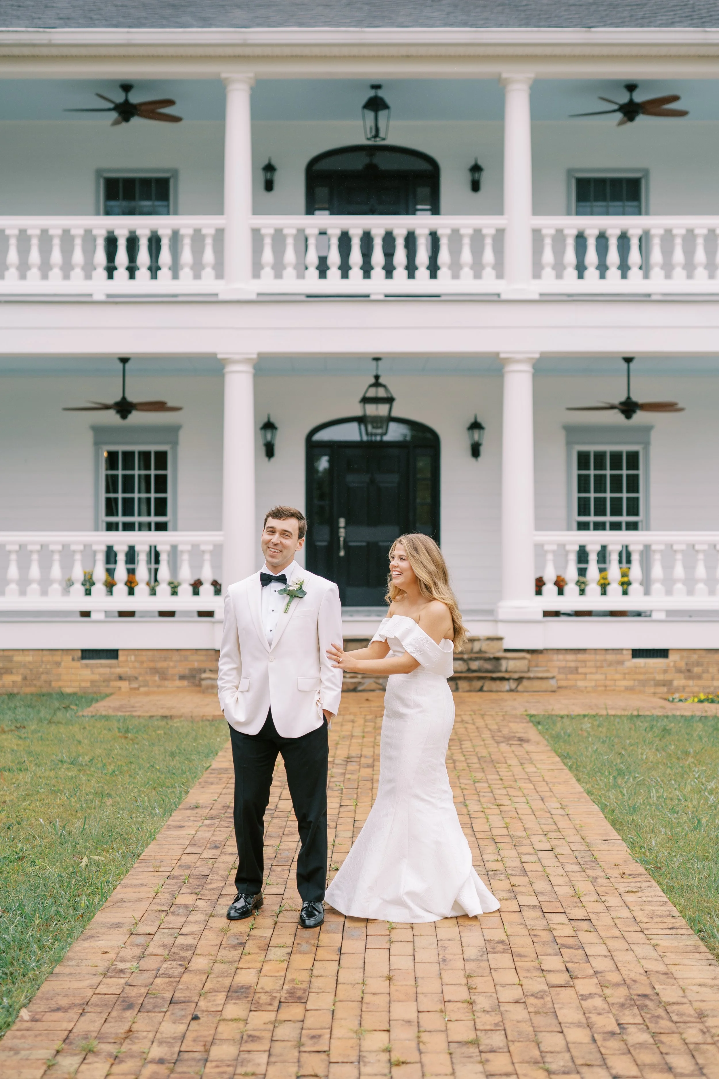 Couple portrait in front of the plantation house entrance