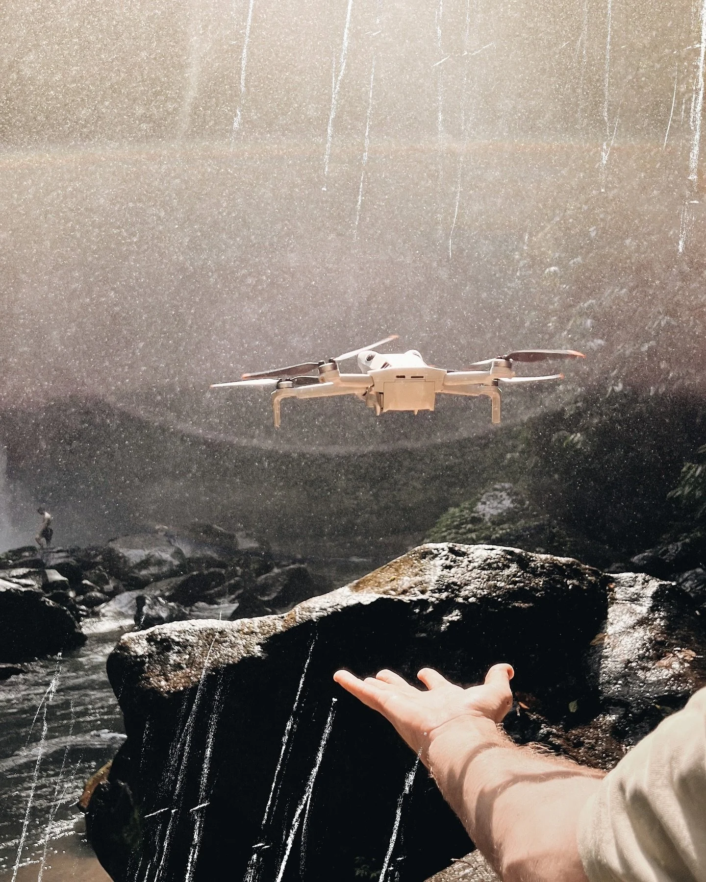 Swipe to see the shot 😍

2024 so far 📆 
Drones lost - 1 🗑️ 
Magic captured - 99+ 🪄 

Again flying in the 💦 with no 🛰️ connections. 
We not here to get the boring stuff are we. 🤷🏼&zwj;♂️