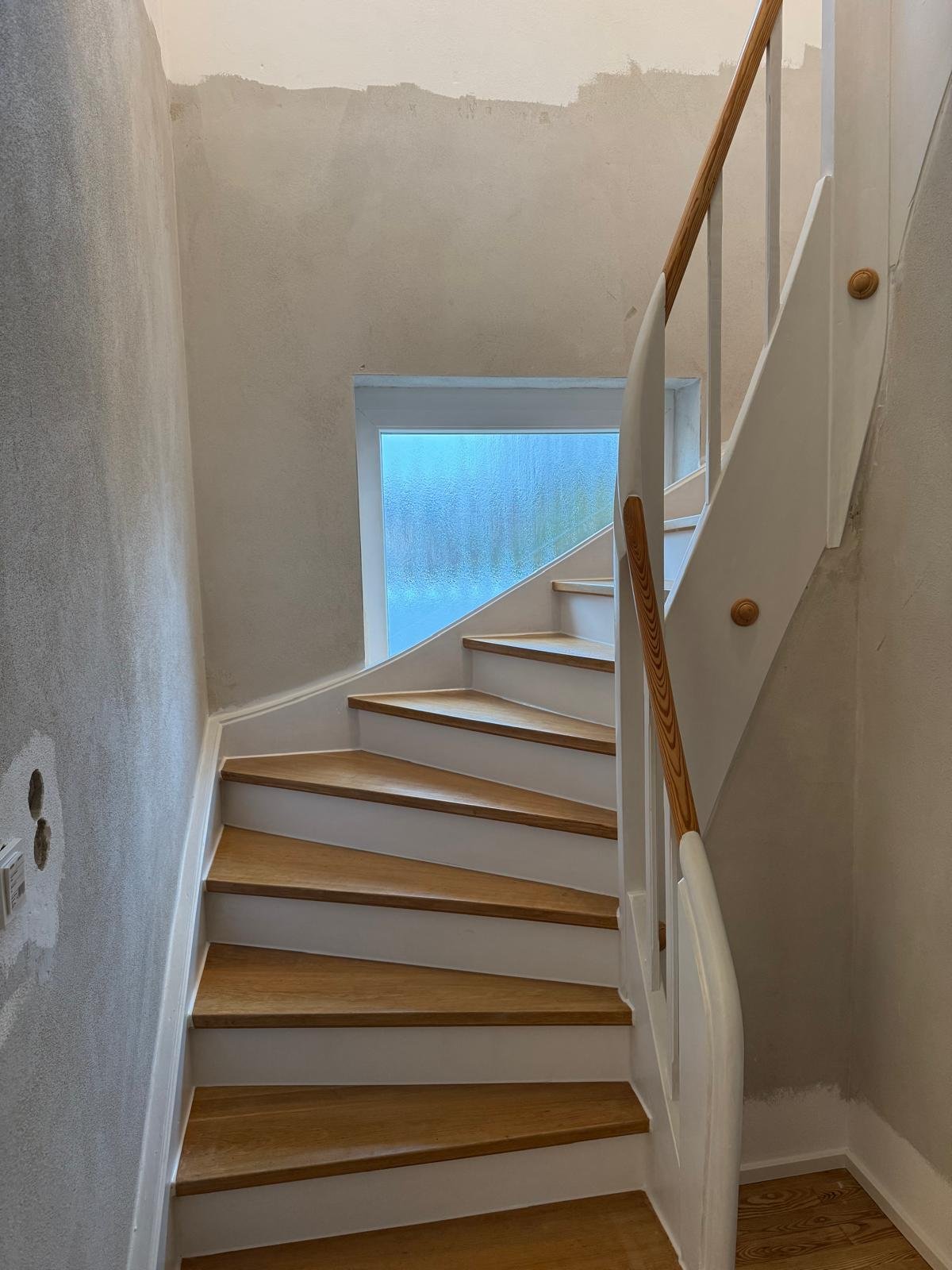 Eine Holztreppe nach der Sanierung