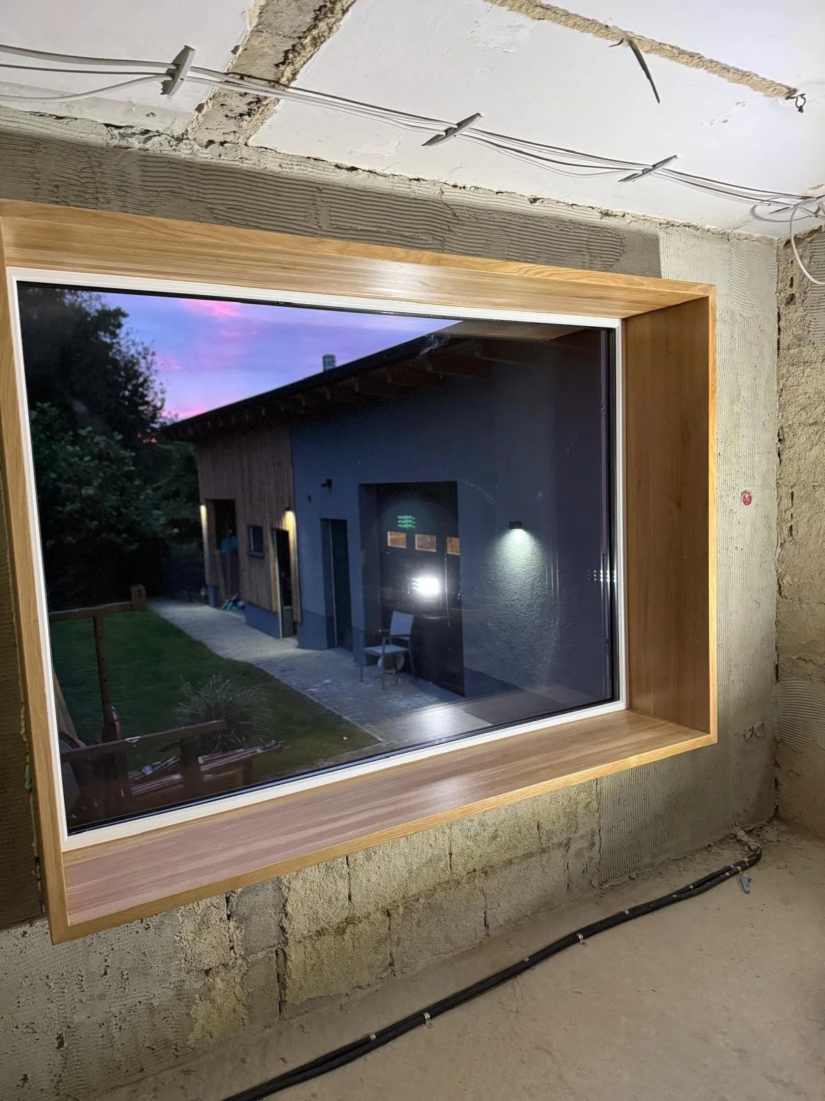 Innenansicht eines noch im Bau befindlichen Raumes mit einer neuen Fenster Sitzbank