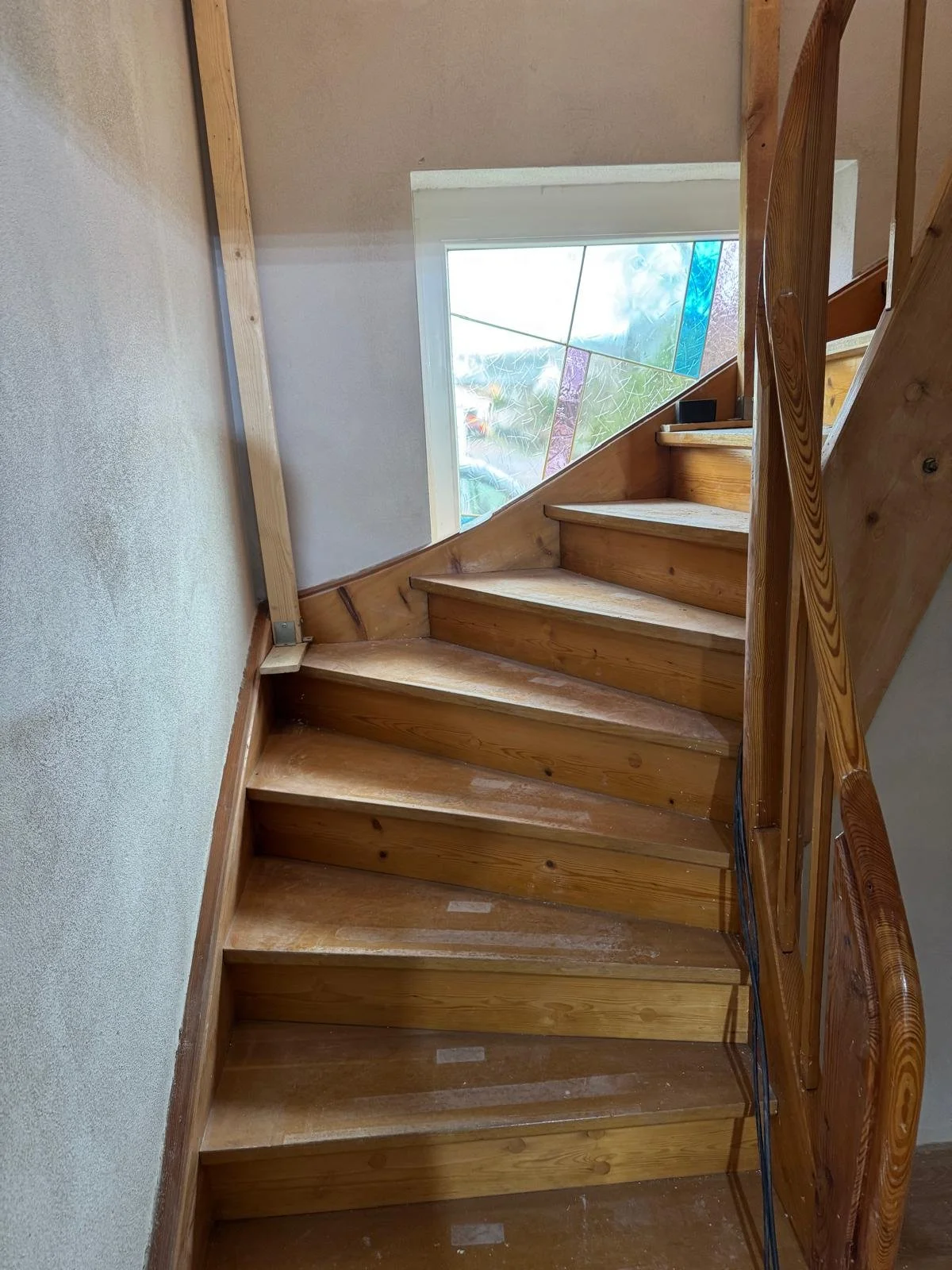 Eine Holztreppe vor der Sanierung