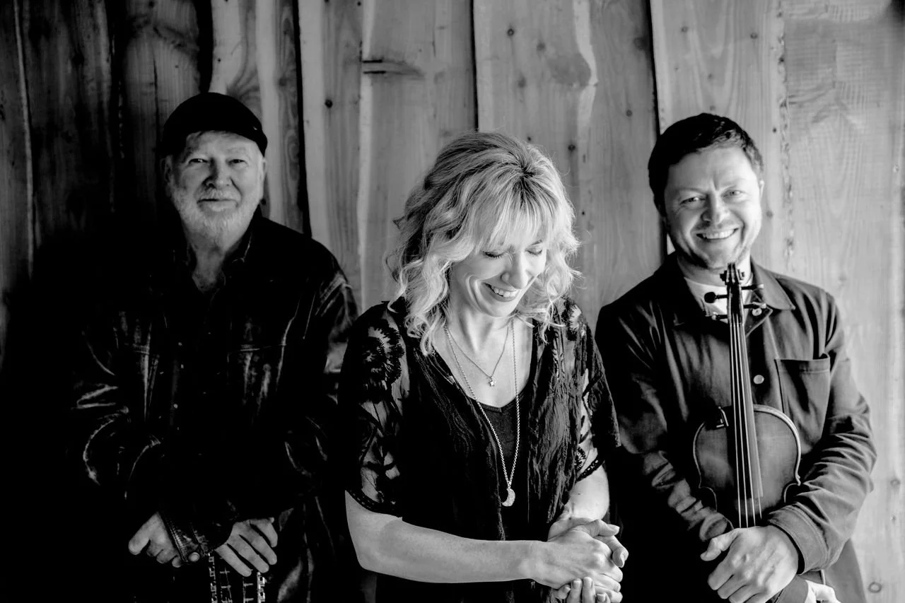 Muireann Nic Amhlaoibh Trio