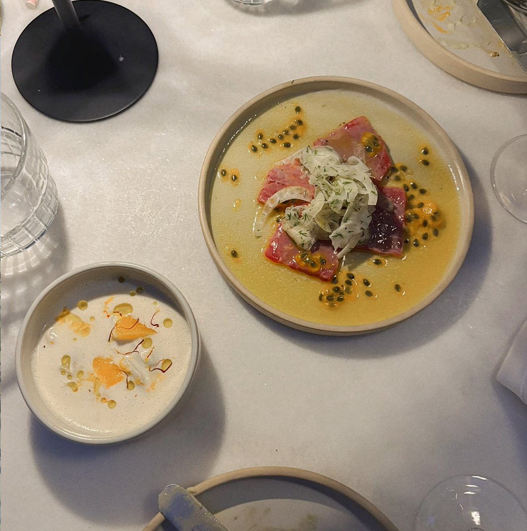 Image of a table with delicious dishes  made by Pomelo Dining, private chef and catering