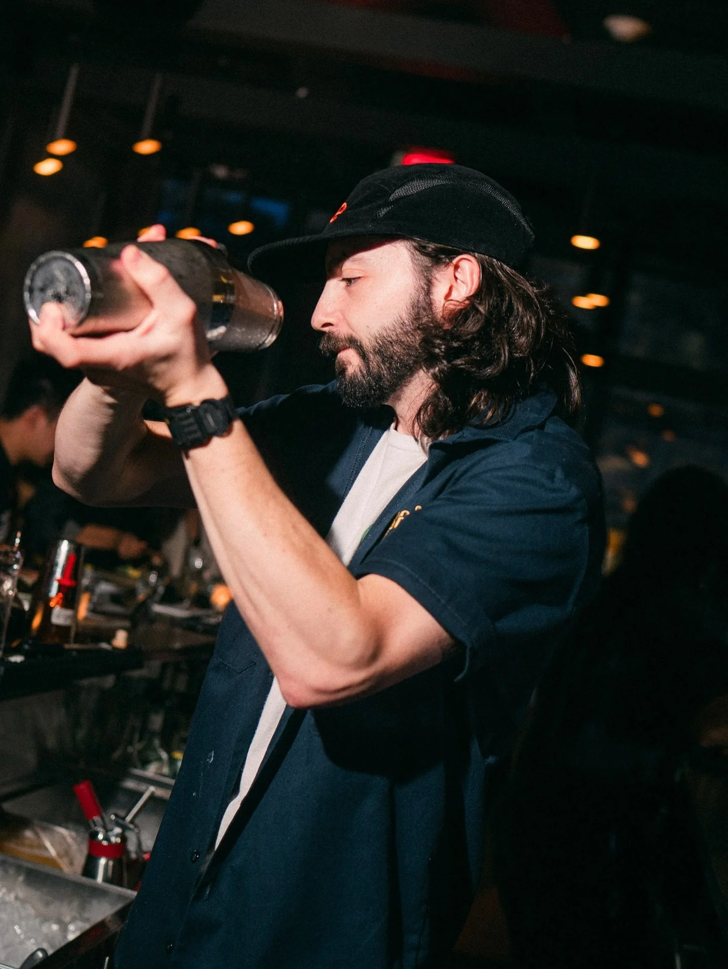 Craft in motion 🍸 a glimpse behind the bar, where precision meets creativity in every glass.

Come experience it yourself. Reserve your spot now (link in bio)

📷: @cmcintoshphoto 

#meraibar #elevateddivebar #divebar #bostondivebars #bostonbars #bo