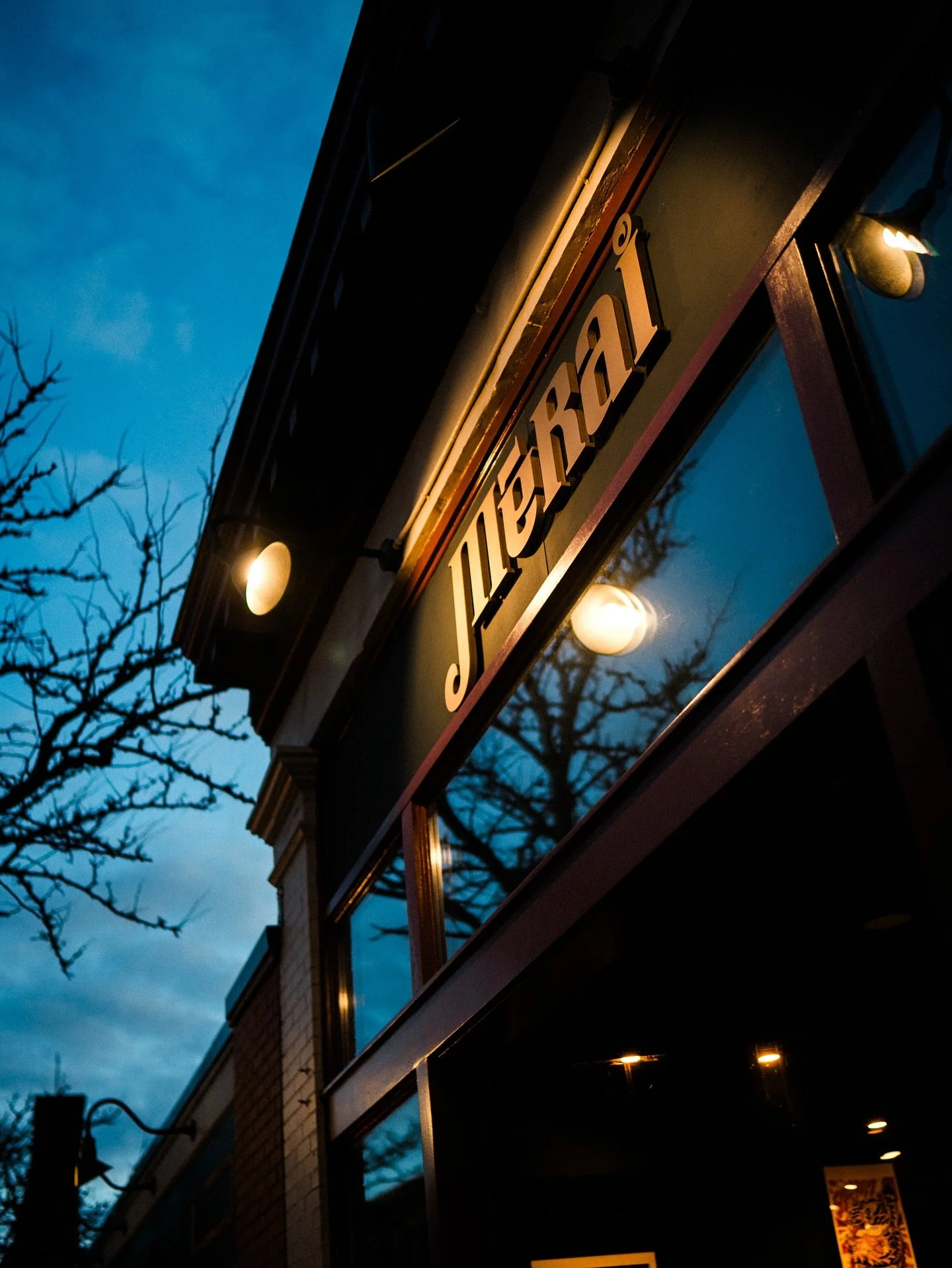 Your evening starts here 🥂 
Make a reservation via the link in our bio.

📷:&nbsp;@cmcintoshphoto

#meraibar&nbsp;#elevateddivebar&nbsp;#bostonbars&nbsp;#bostoneats&nbsp;#bostonfoodies&nbsp;#bostoncocktails&nbsp;#brooklinevillage