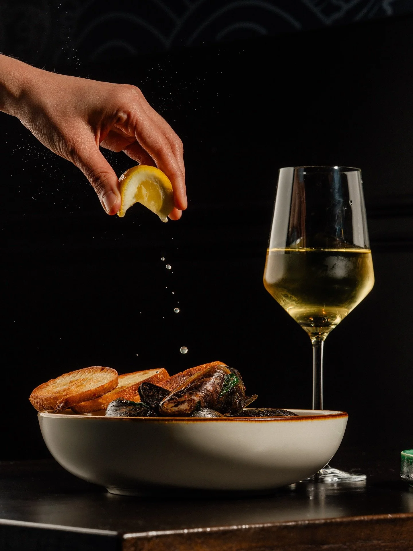 When zest meets spice 🍋 Lemon up our MUSSELS bathed in red curry butter, sake, and Thai basil, served with baguettes begging for more.

Ask our servers for the perfect drink pairing to elevate your meal 🍷

📷:&nbsp;@cmcintoshphoto

#meraibar&nbsp;#