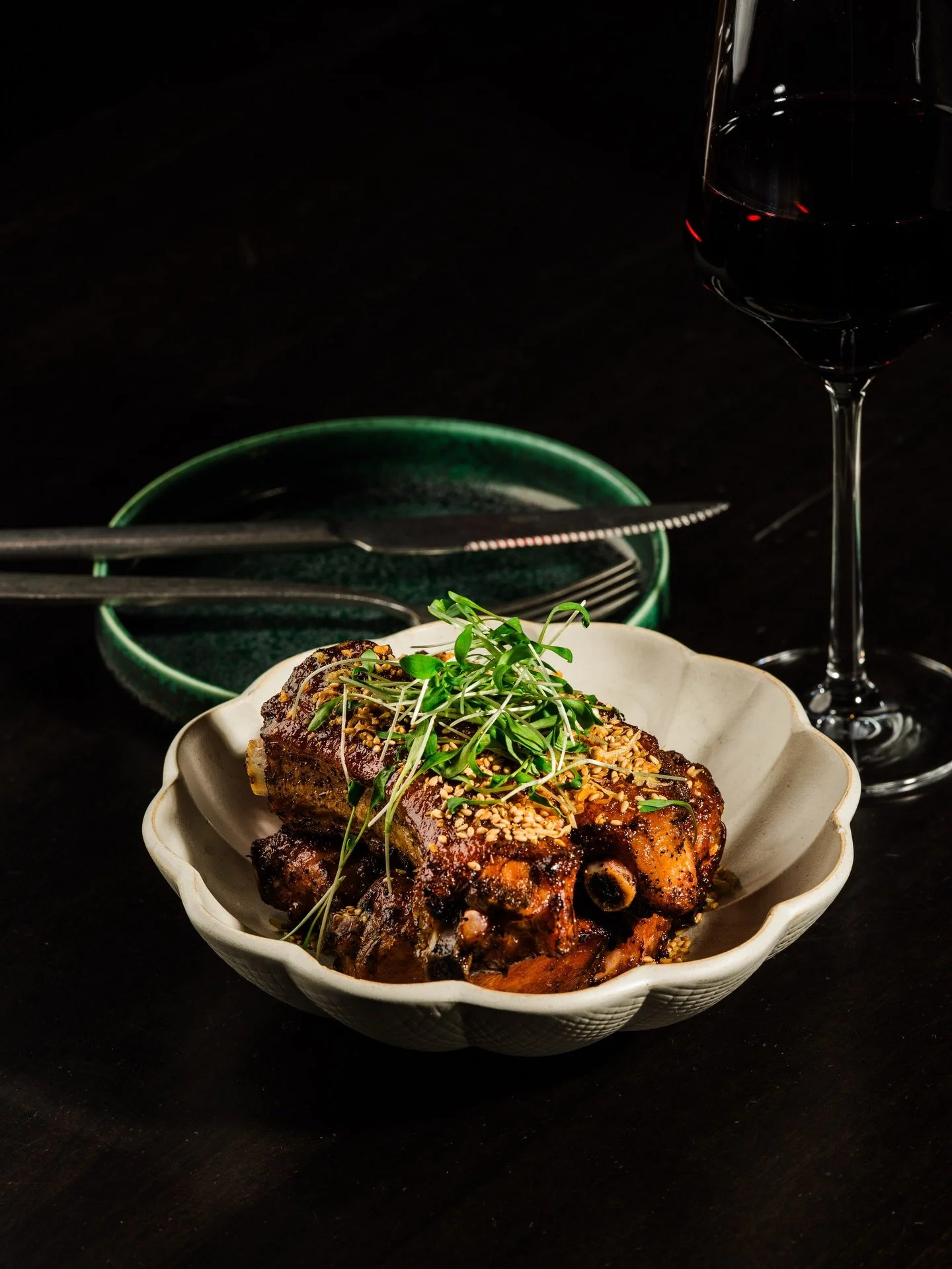🔥 Smoked Pork Ribs with lemongrass, Sam Kler glaze, lime zest, crispy garlic, and sesame seeds

Reserve your table now and try them while they last (link in bio)

📷:&nbsp;@cmcintoshphoto

#meraibar&nbsp;#elevateddivebar&nbsp;#bostonbars&nbsp;#bosto