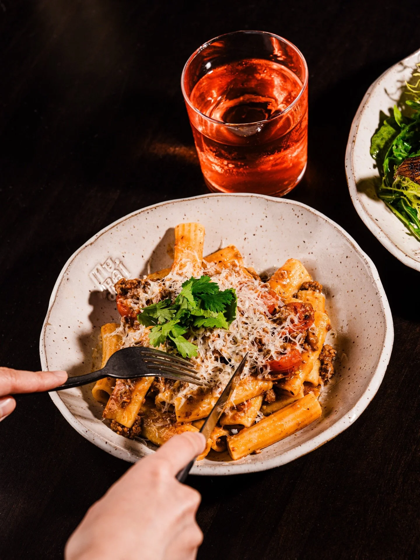 On the table 🍽

🍝 RIGATONI NAM PRIK ONG
Angus beef bolognese meets Thai boldness / fish sauce / salted soy bean / Thai chili

🪷 DANCING LOTUS
Planteray cut &amp; dry / Oolong / Strawberry milk / Citrus / Float with strawberry aperitif

📷:&nbsp;@c