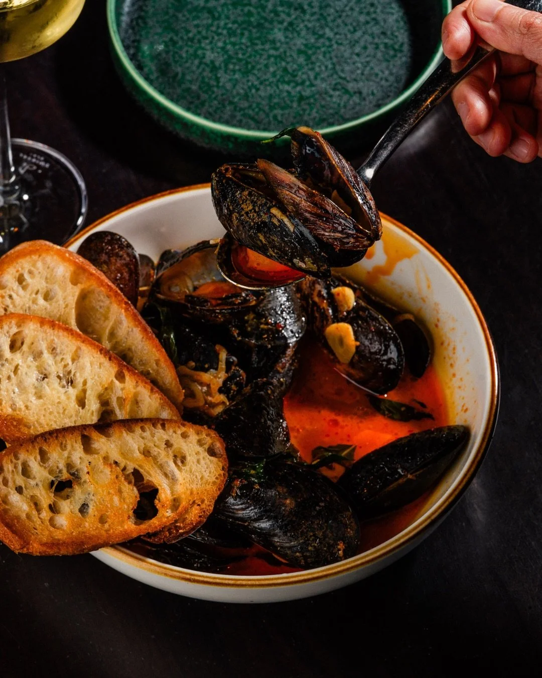 This could be your dinner plate tonight 🍽️

MUSSELS | red curry butter, sake, Thai basil, baguette

Book your table now (link in bio)

📷:&nbsp;@cmcintoshphoto

#meraibar&nbsp;#elevateddivebar&nbsp;#bostonbars&nbsp;#bostoneats&nbsp;#bostonfoodies&nb