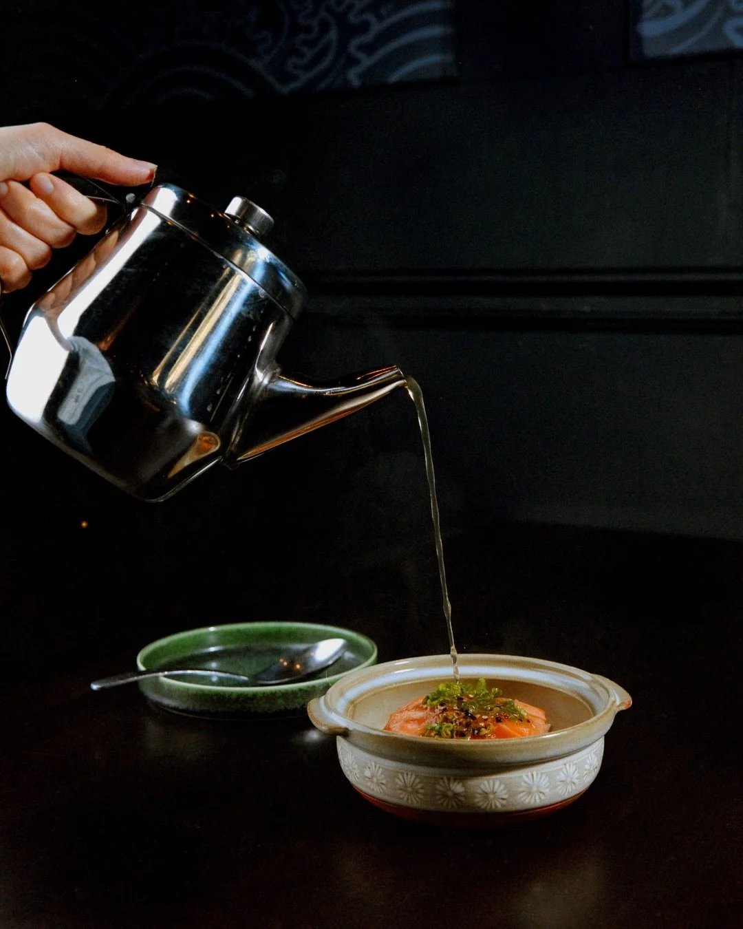 A warm pour to start the meal 🍲🇯🇵🇹🇭

TOM KLONG CHAZUKE | Faroe Island salmon, Nanatsuboshi rice, Thai herbal fish broth, sesame and seaweed come together in harmony.

#meraibar&nbsp;#elevateddivebar&nbsp;#bostonbars&nbsp;#bostoneats&nbsp;#boston