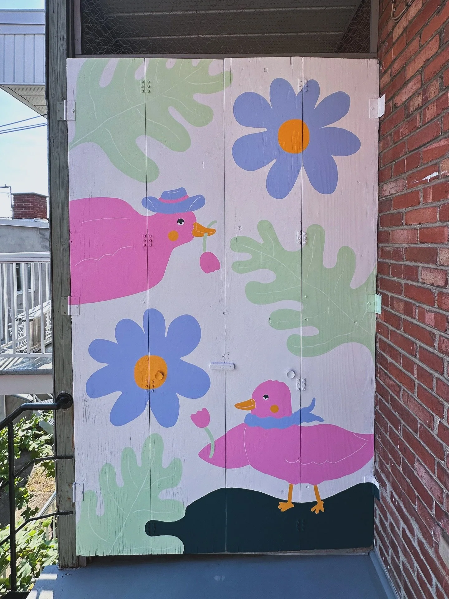Sarcelles en vacances 🦆🌷🎨

Murale estivale maison, pour ajouter de la couleur &agrave; l&rsquo;ext&eacute;rieur et prolonger l&rsquo;&eacute;t&eacute;! Merci aux pigeons du quartier, qui me supervisaient pendant la r&eacute;alisation de la murale.
