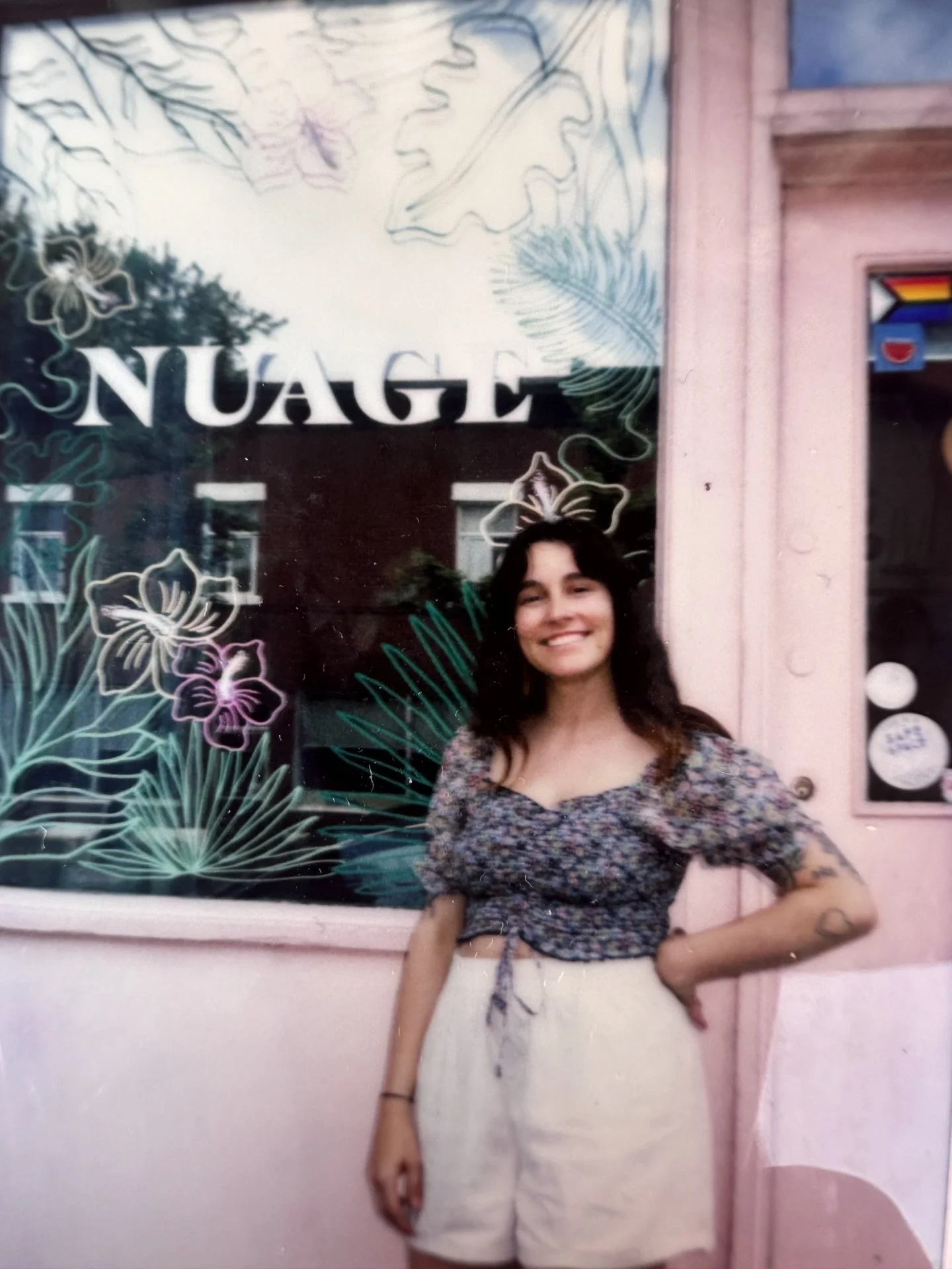 En juillet dernier, c&rsquo;&eacute;tait le 4e anniversaire de la plus cute mini boutique vintage @nuagevintagemontreal ! Pour l&rsquo;occasion, j&rsquo;ai r&eacute;alis&eacute; une vitrine illustr&eacute;e &agrave; th&eacute;matique tropicale 🌴🌺🌿