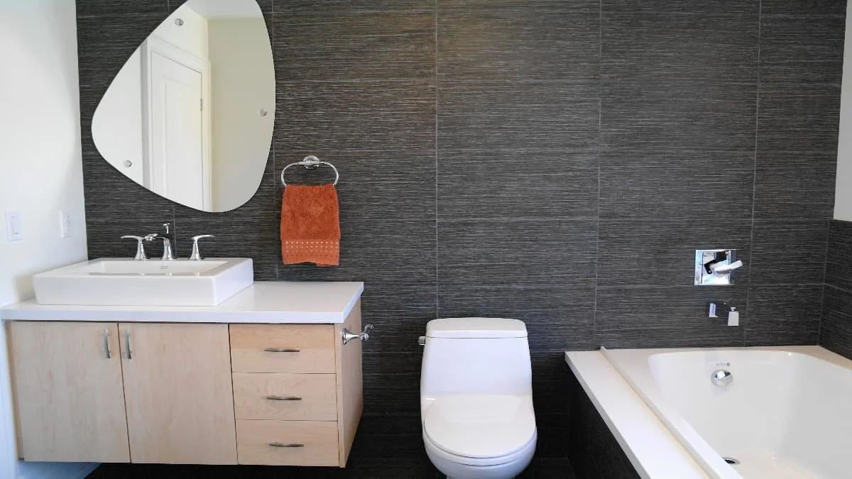 Contemprary 3 piece bathroom.jpg