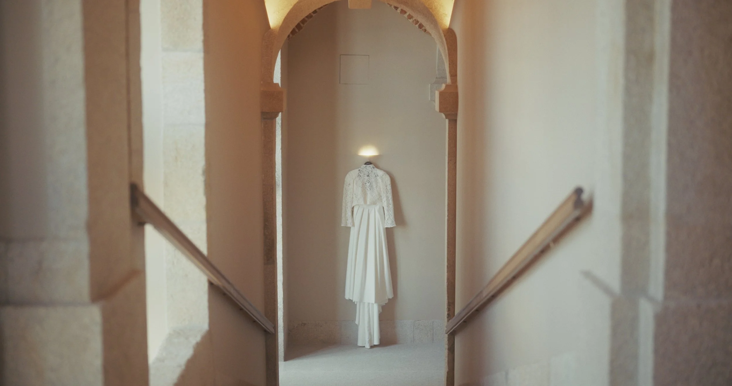 Vestido de noiva exposto num espaço de arquitetura histórica do The Lince Santa Clara, em Vila do Conde.