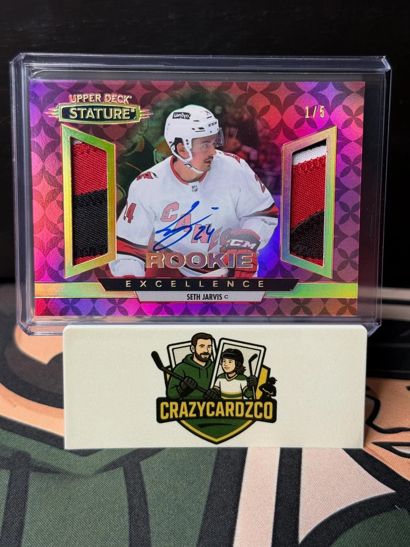 #HolyMacaroni the madness continues&hellip;
We&rsquo;re BACK today at 11:30AM CT with Stature breaks ready to roll!

🔥 Fresh boxes
🔥 Sleek acetate
🔥 Patch autos, legends &amp; rookie heat

It&rsquo;s Stature Wednesday, and the chase is ON 🥶
Grab 