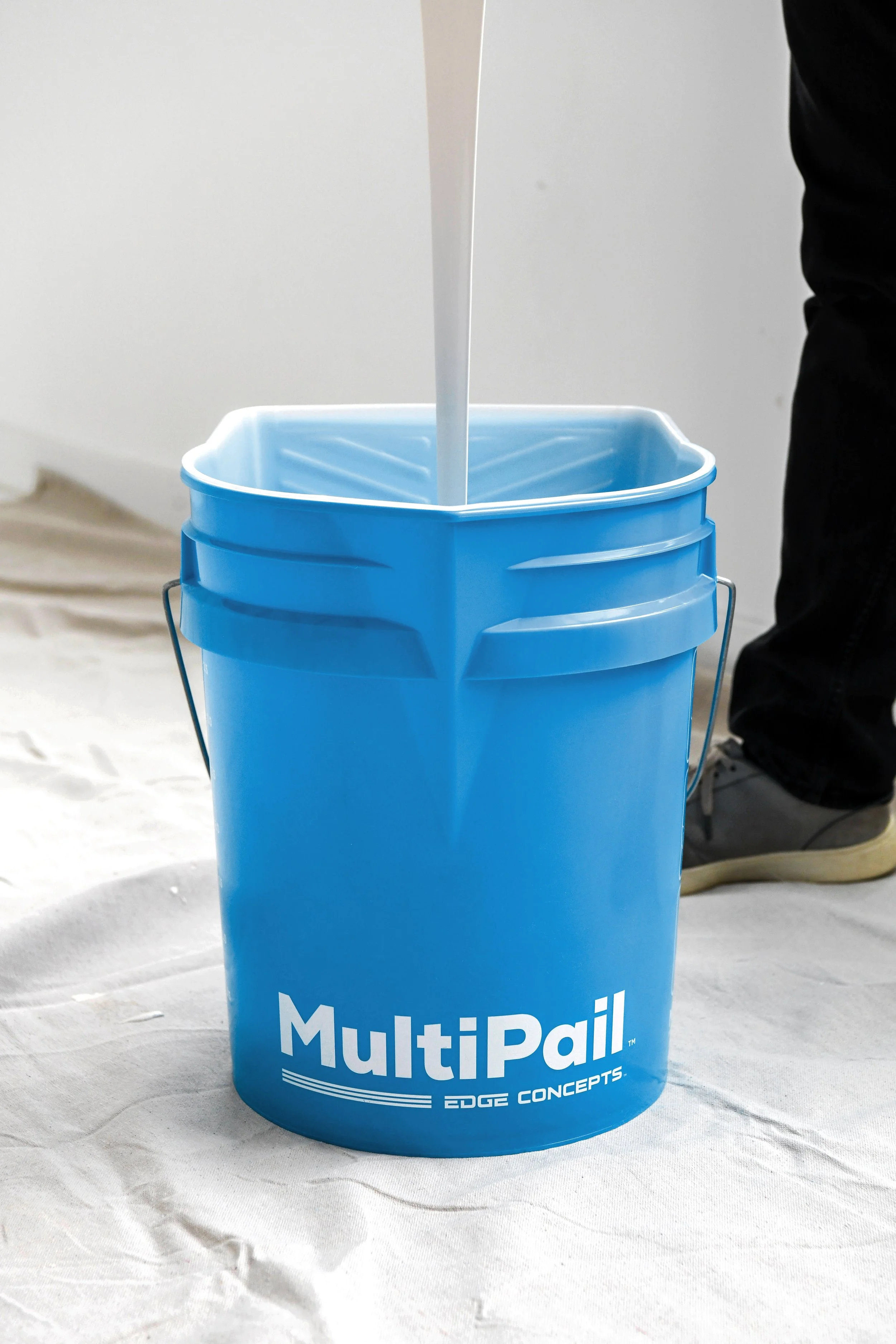 ART.MultiPail_ProductInUse_Pour&Liner_EdgeConcepts_01(130)_RGB.jpg