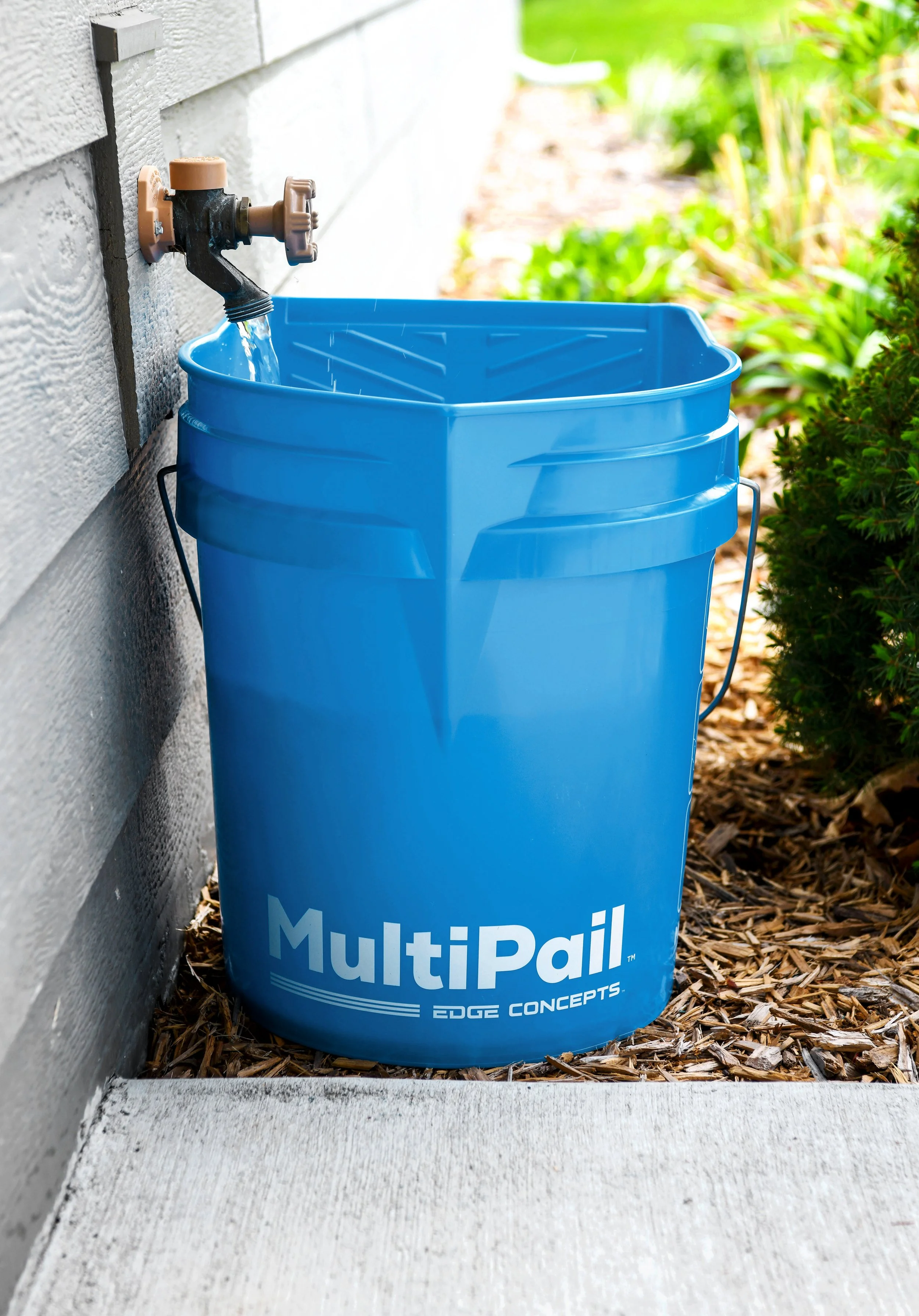 ART.MultiPail_ProductInUse_FaucetFill_EdgeConcepts_01(276)_RGB.jpg