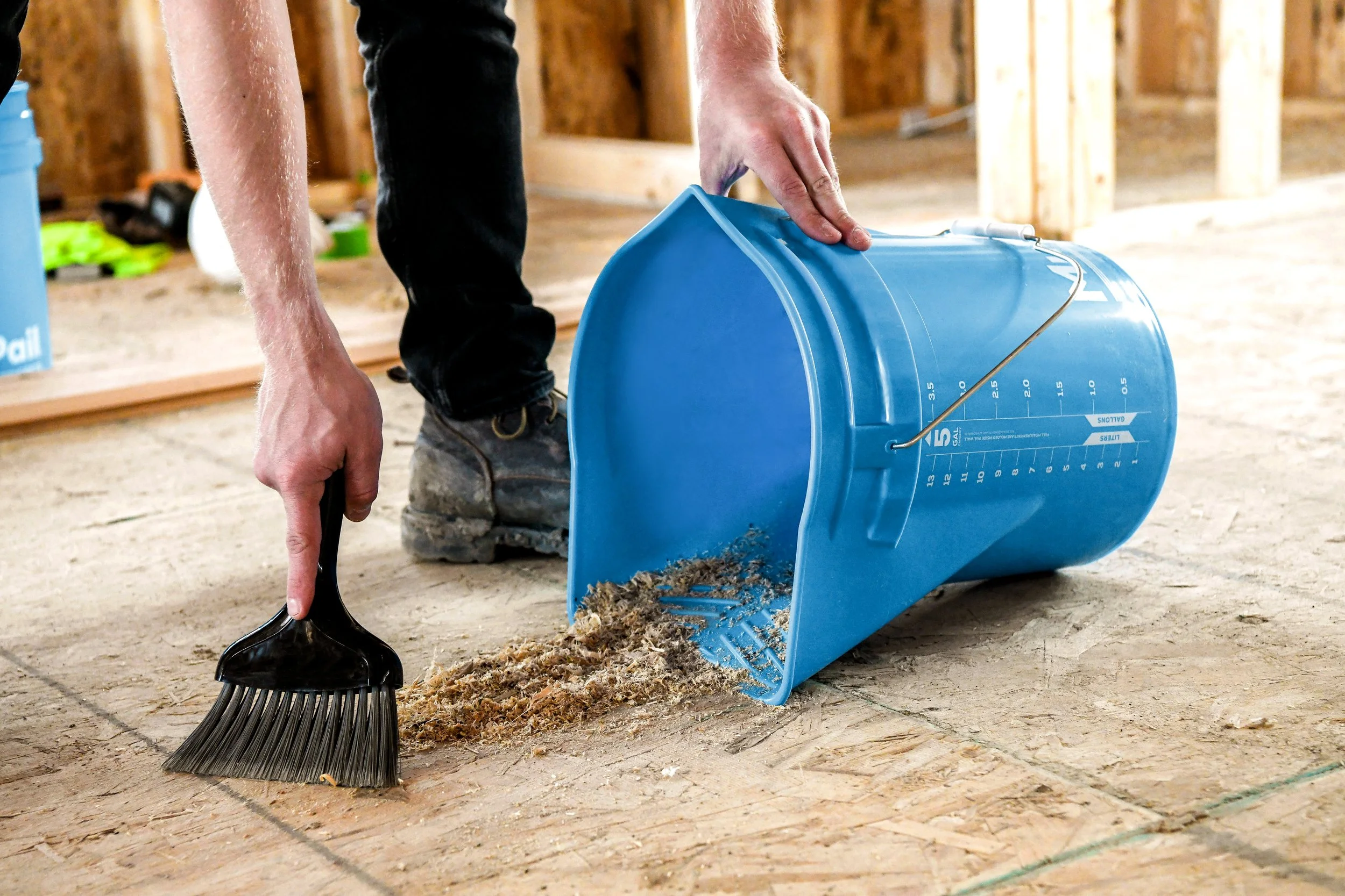 ART.MultiPail_ProductInUse_Sweep_EdgeConcepts_02(316)_RGB.jpg