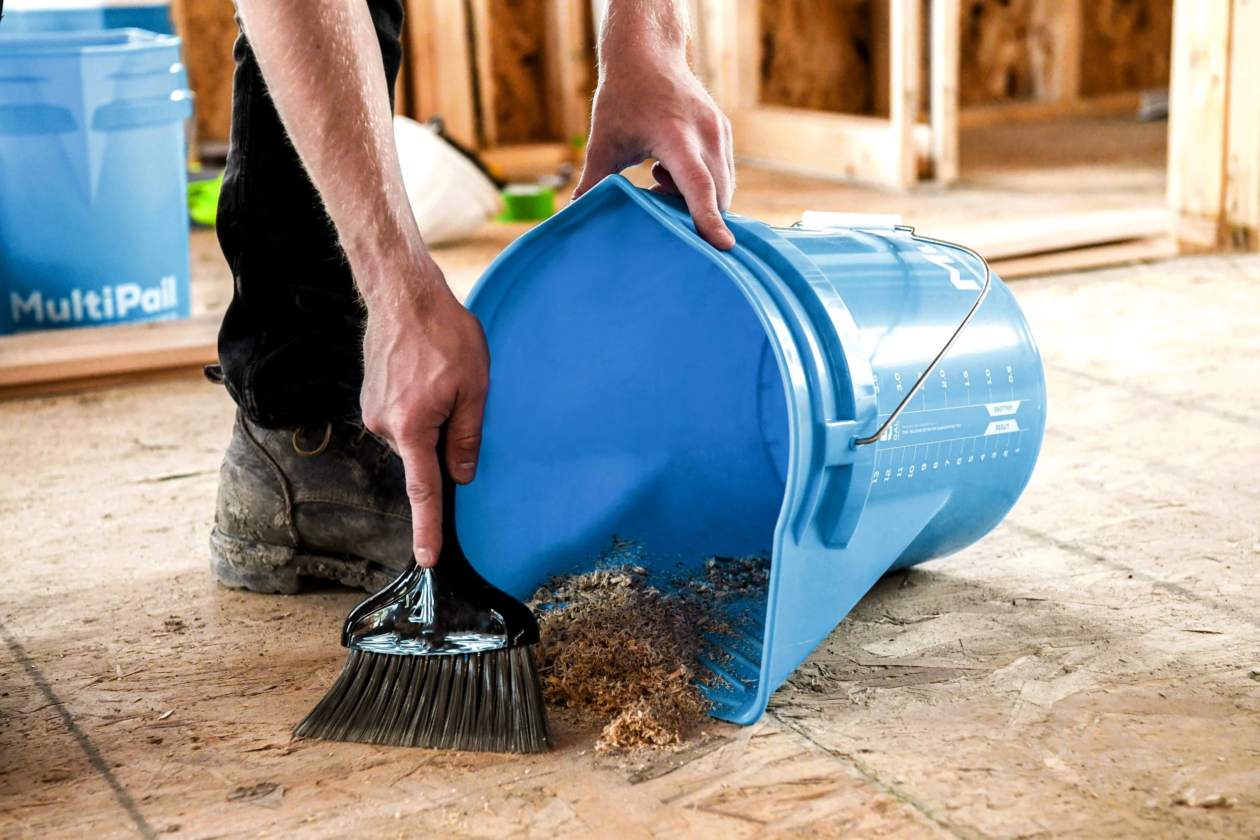 ART.MultiPail_ProductInUse_Sweep_EdgeConcepts_01(305)_RGB.jpg