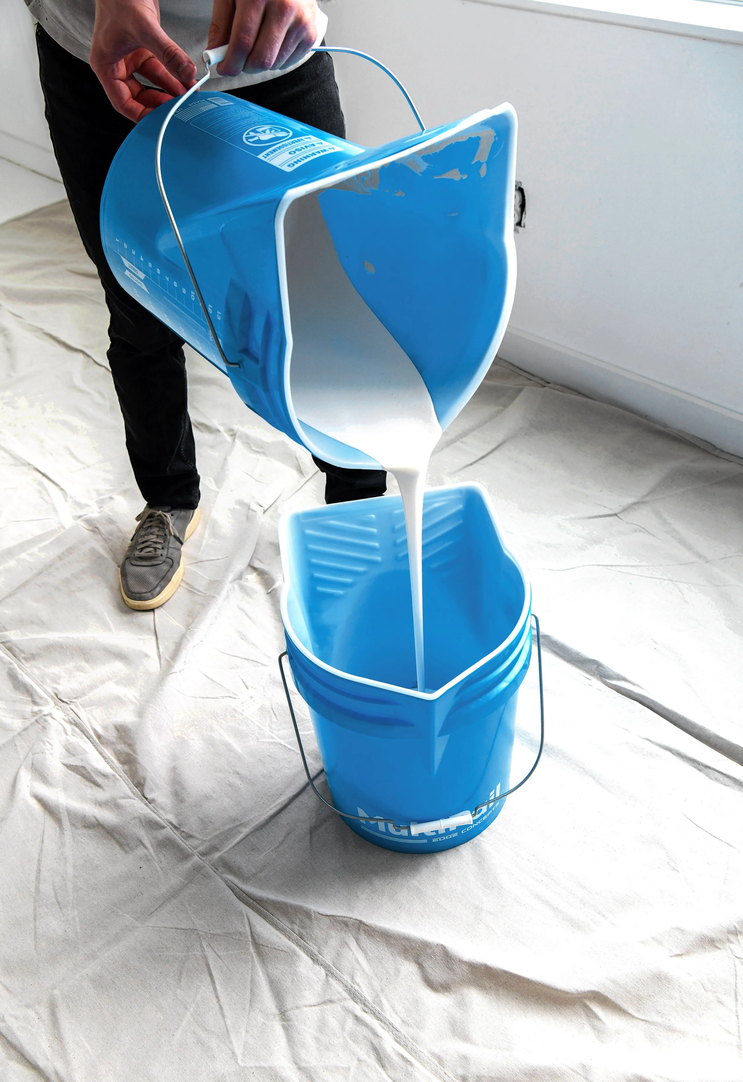 ART.MultiPail_ProductInUse_Pour&Liner_EdgeConcepts_02(180)_RGB.jpg