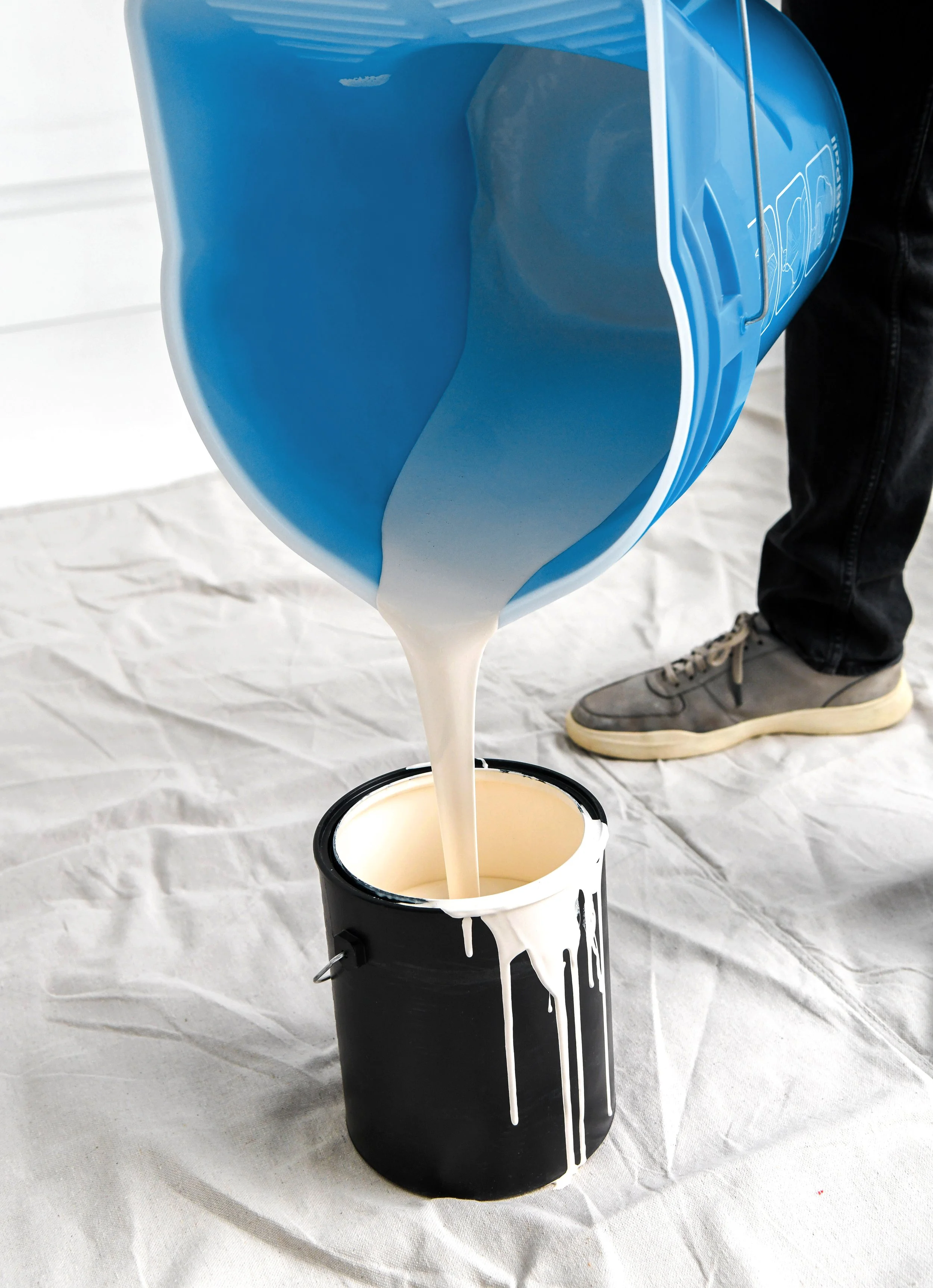 ART.MultiPail_ProductInUse_Pour&Liner_EdgeConcepts_04(203)_RGB.jpg