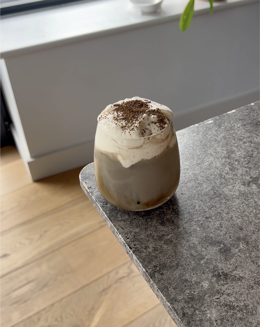 Hojicha with double cream and dates.png