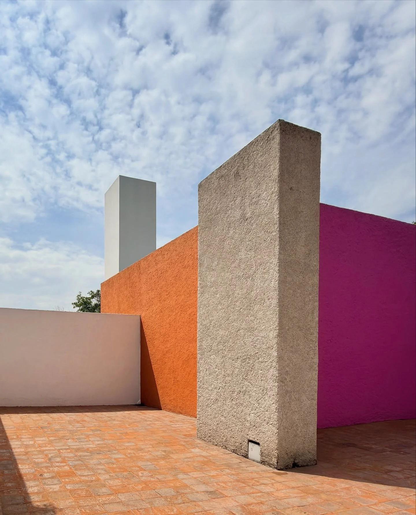 Vivid walls of pink, orange, and beige rise under a soft Mexican sky, casting bold shadows across terracotta tiles. A serene geometry of color and light, Luis Barrag&aacute;n&rsquo;s architecture transforms simplicity into poetic abstraction and emot
