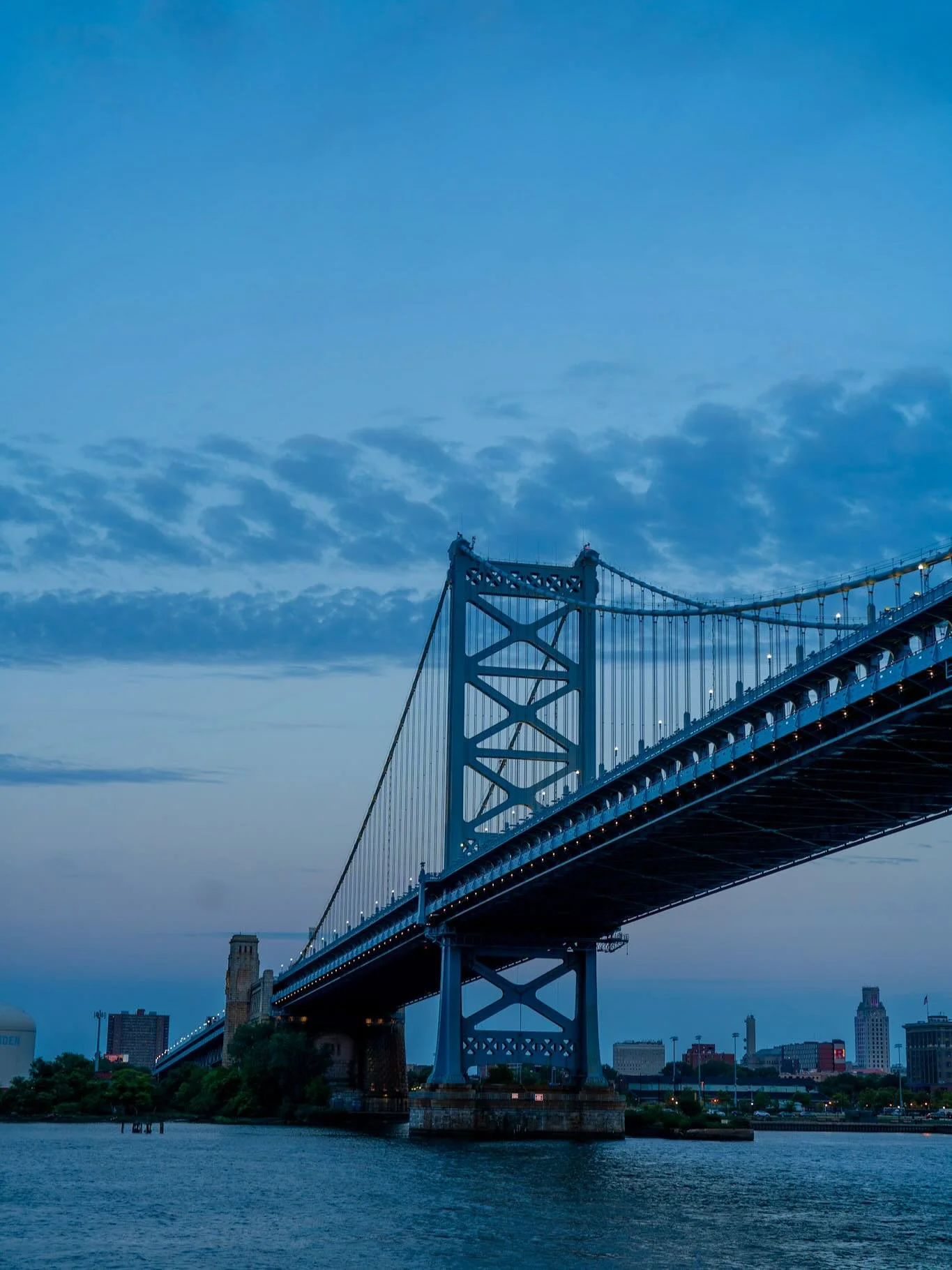City of Brotherly Love, glowing golden 💫
#benfranklinbridge #phillysunset #phillyskyline #phillyviews #sunsetbridge #riverfrontviews #phillylove #phillyphotographer #phillyphotography #cityscapephotography #citysunset #phillylandmarks #sunsetmagic