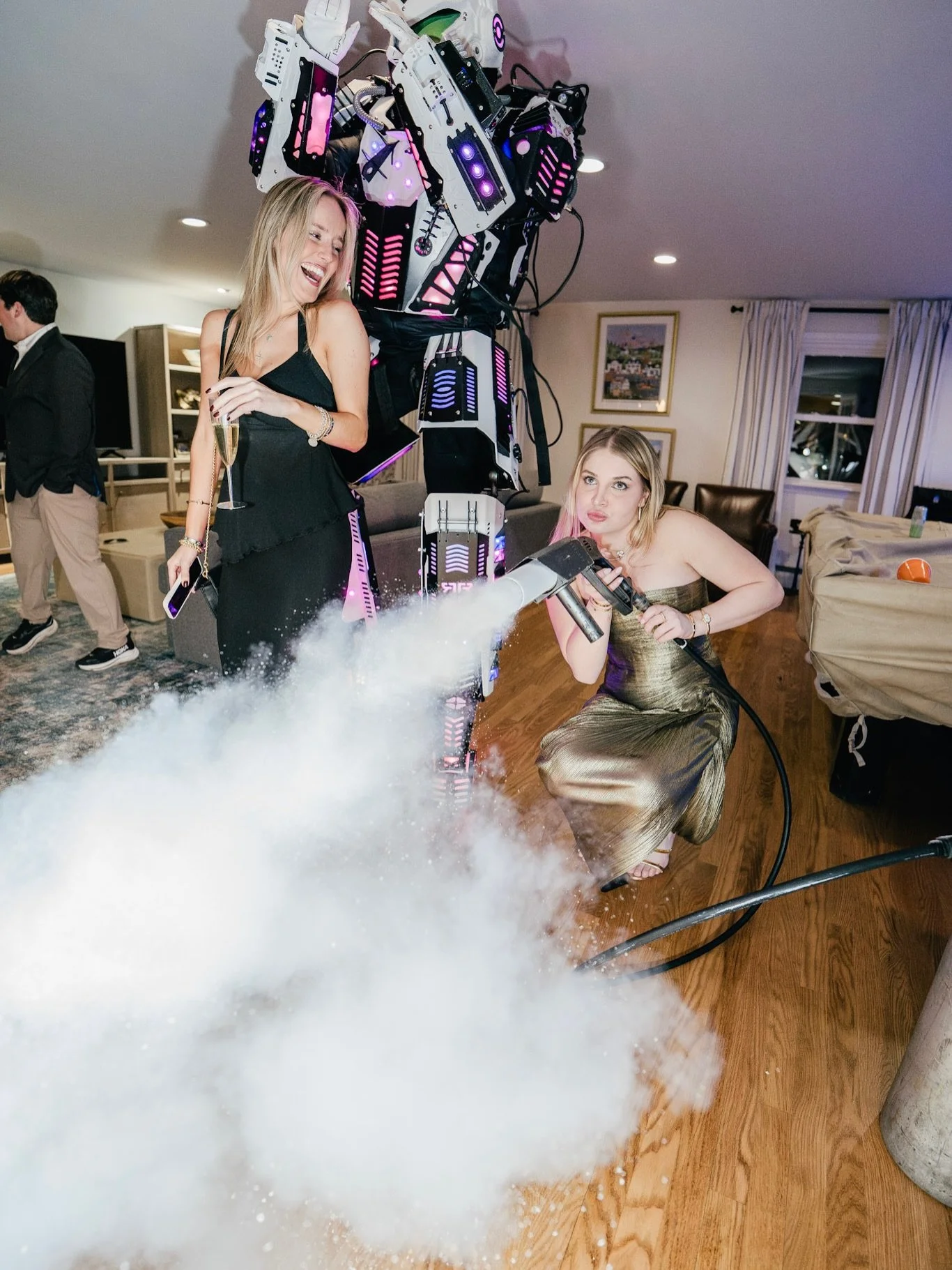 What a fun crew! ✨

#newyearseve #nyevibes #nyecelebration #partyphotography #candidmoments