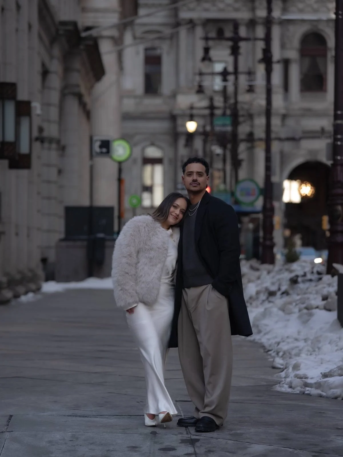 There&rsquo;s something about winter light in the city ❄️✨
The snow on the sidewalks. The glow in the storefronts. The way the skyline quietly shows off.

#cityengagement #winterphotoshoot #centercityphilly #phillyphotographer #engagementinspo
