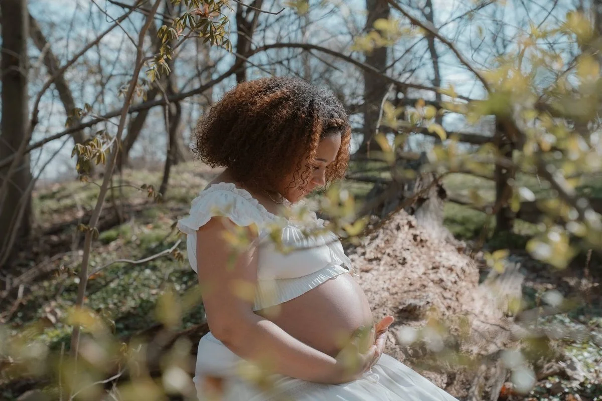 I love capturing this chapter of waiting &hearts;️

#maternityphotoshoot #maternityphotographer #portraitphotographer #phillyphotographer #pregnancyglow