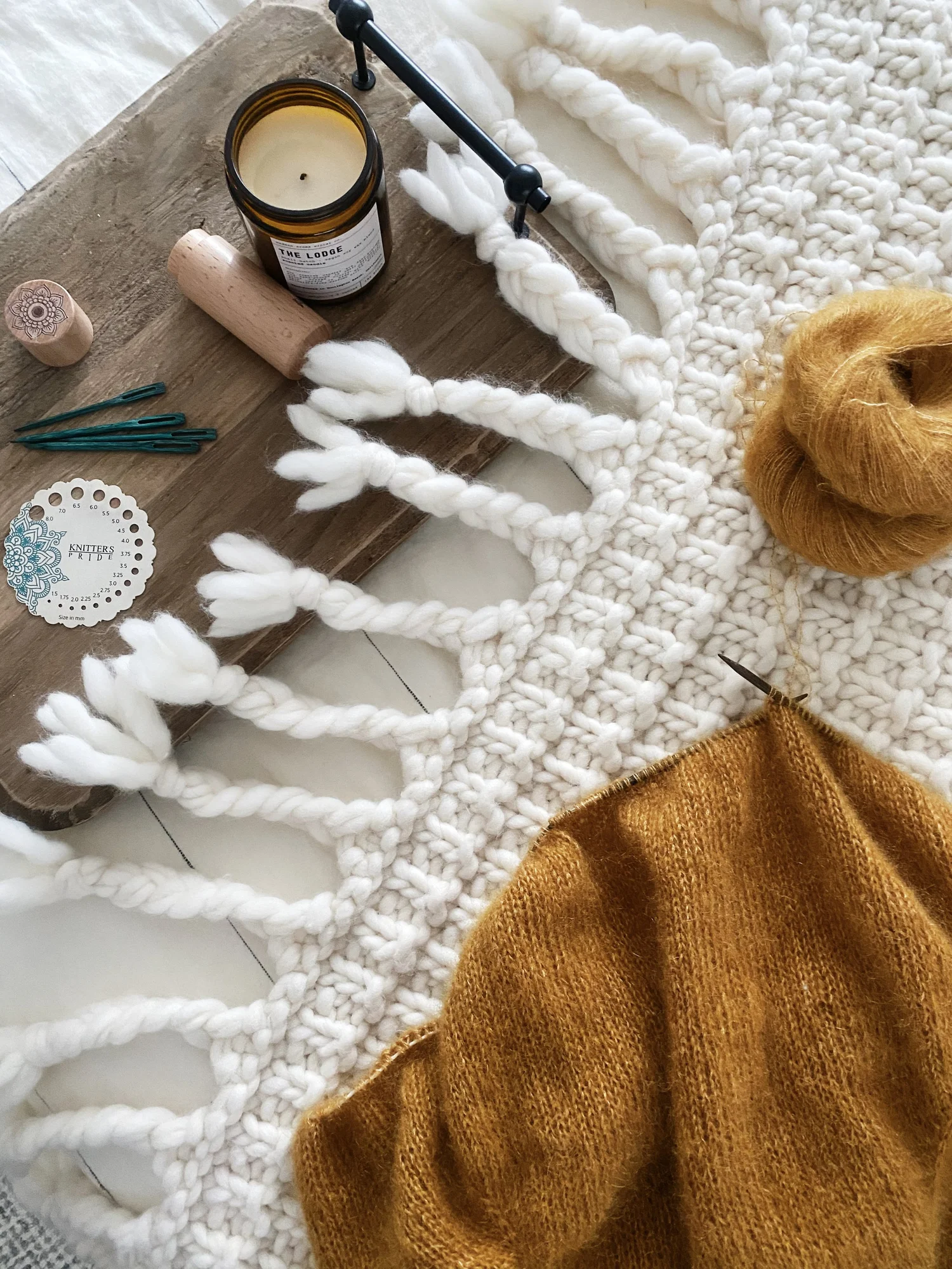 アメリヴィンテージ　MOHAIR STRANGE CHECK KNIT Mohair Knit Whipstitch V Neck Jumper - Brown | Manière De Voir
