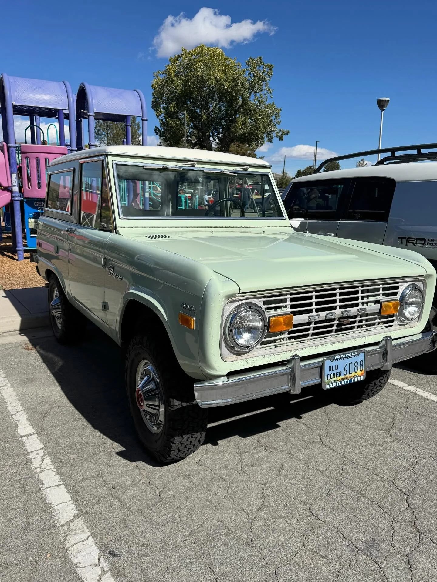 Might not be Boxwood Green, but it&rsquo;s the closest one I could find &mdash; and man, it shines in the sun 🌞 This early Bronco&rsquo;s got it all: perfect interior and a 3-on-the-tree to match that classic charm 

#ClassicBronco #EarlyBronco #For