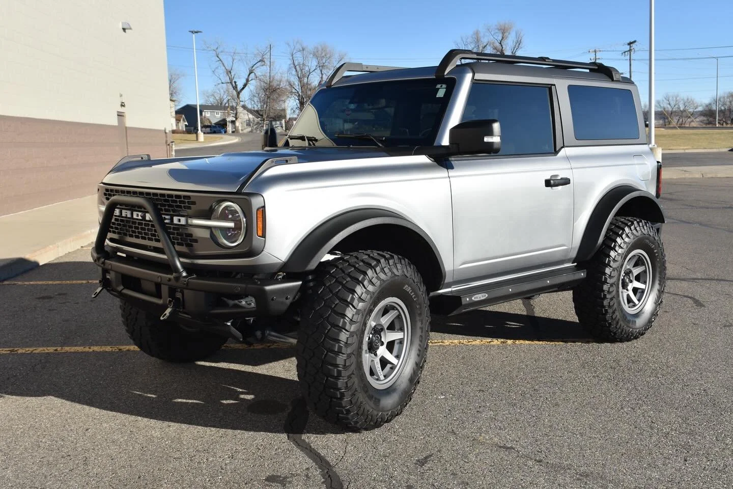 2022 Ford Bronco Badlands 2-Door offered from @superbronco00, finished in Iconic Silver Metallic and upgraded for both everyday drivability and serious off-road capability. This well-equipped Badlands blends factory performance with premium suspensio