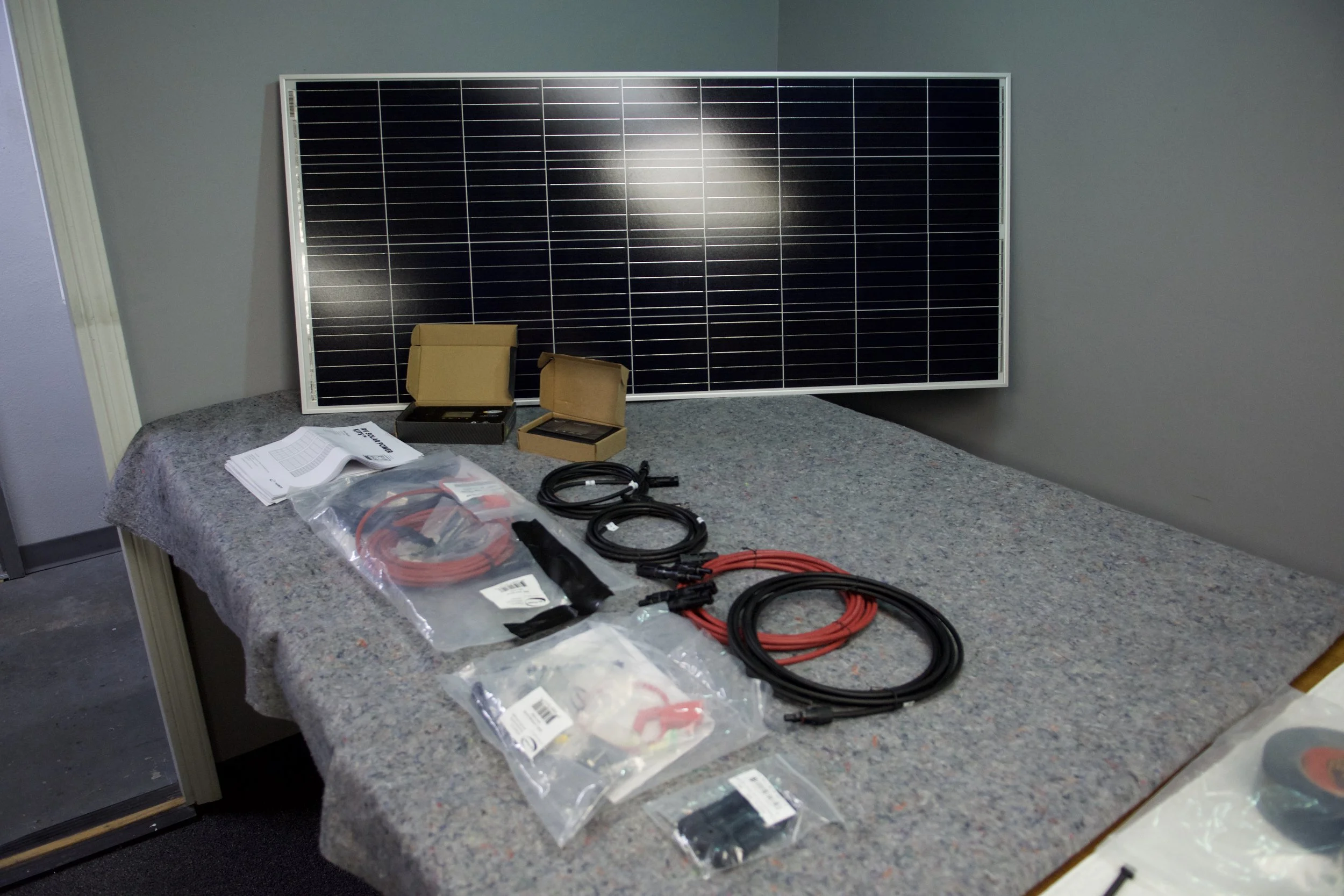 190W monocrystalline solar panel with included accessories and extra controller – Go Power Overlander Kit
